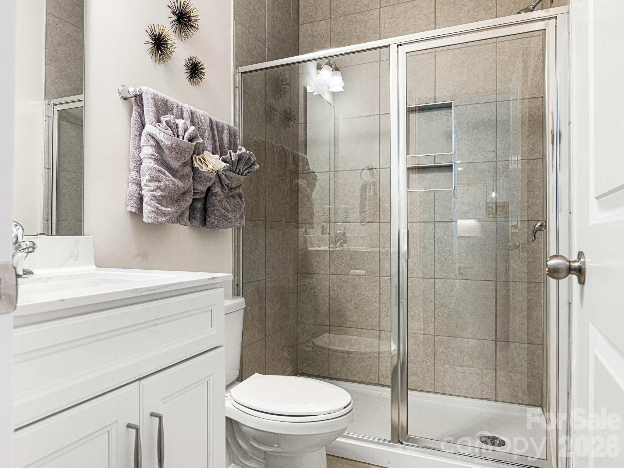Full bath on first level, open to guest room and hall to den - 6008 Hampstead Pond Lane, Matthews