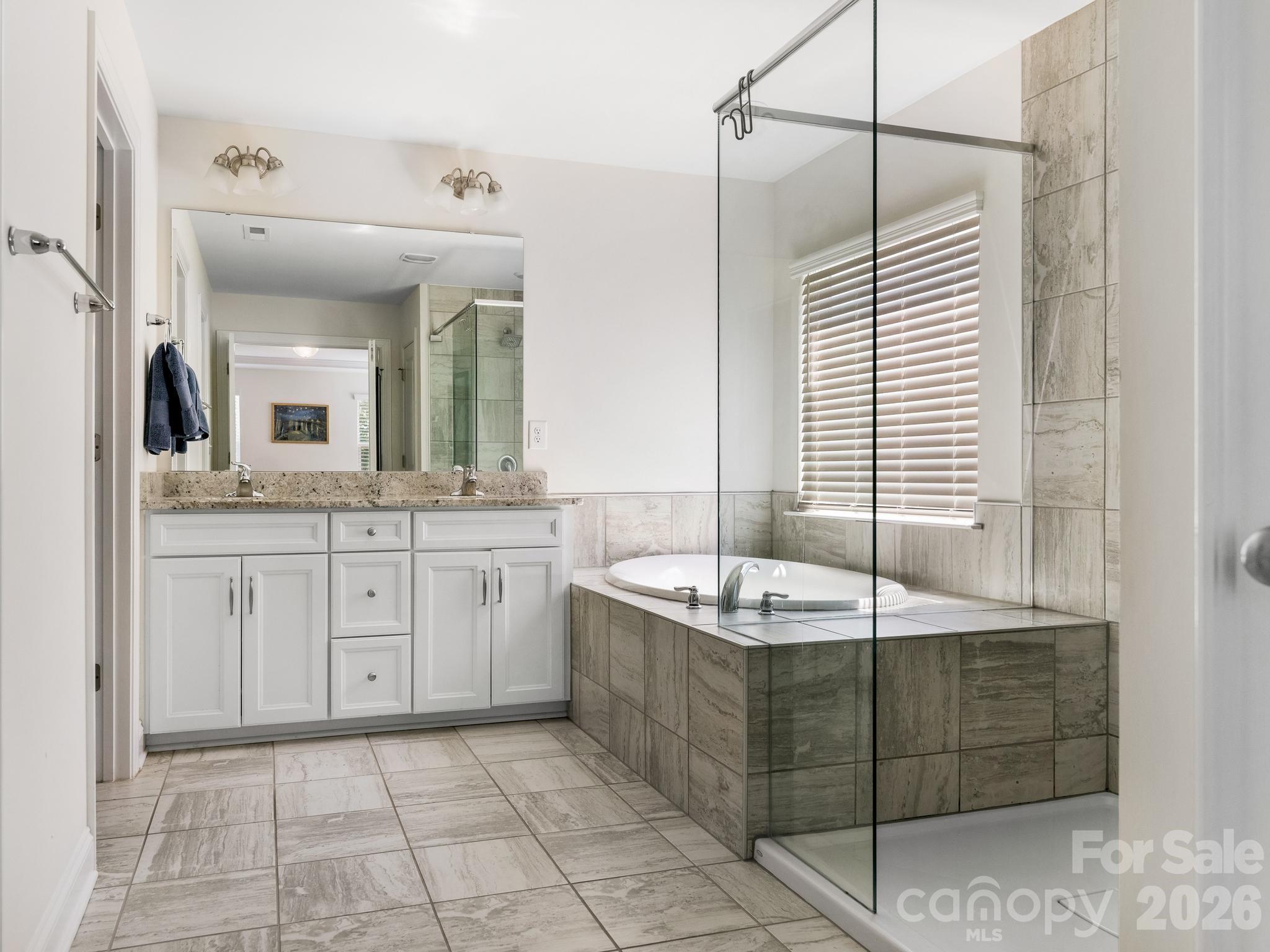 Spacious and luxurious Owner's bathroom - 6008 Hampstead Pond Lane, Matthews