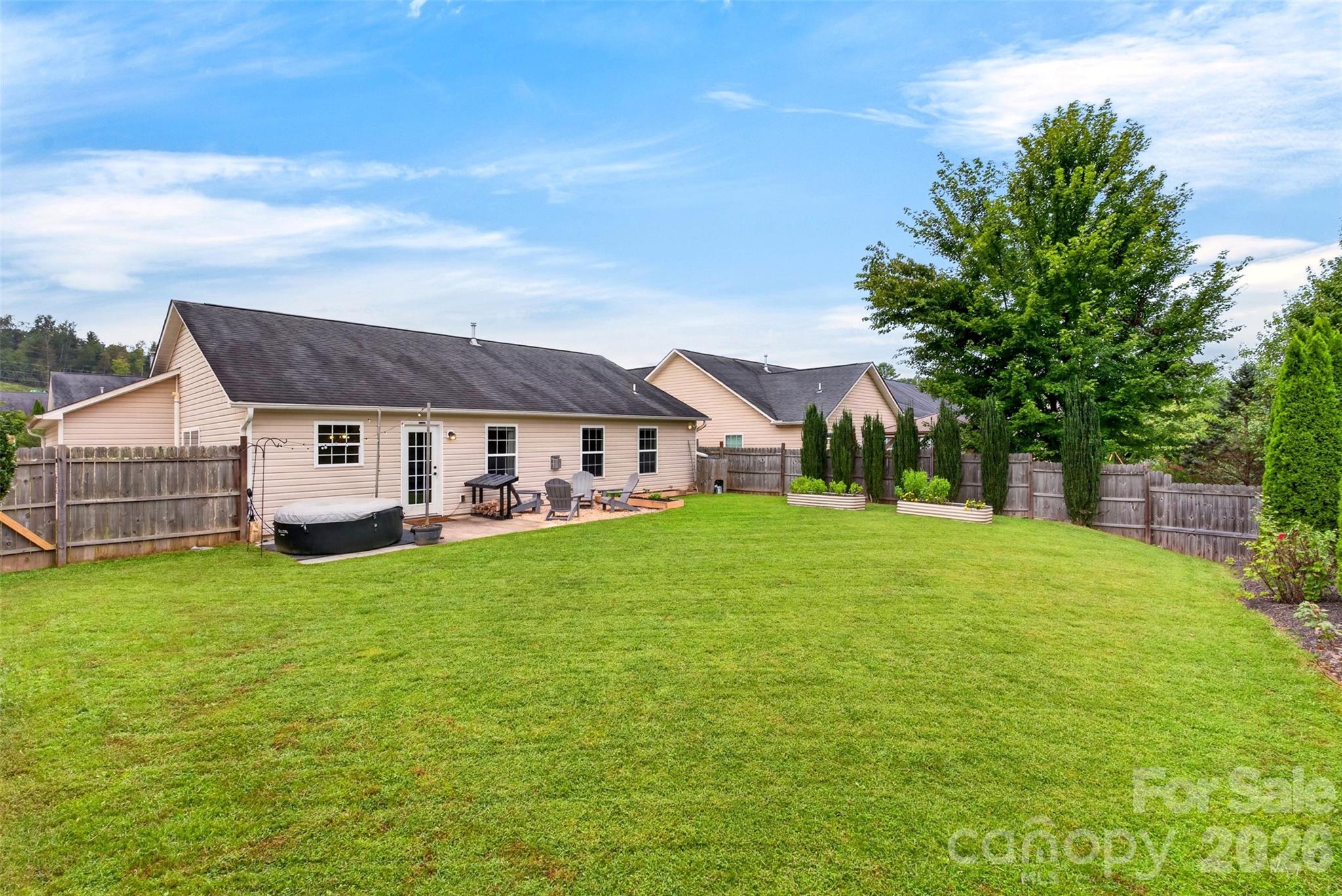 Single Family Residence at 105 Creekwalk Lane, Hendersonville, photo 6 of 38
