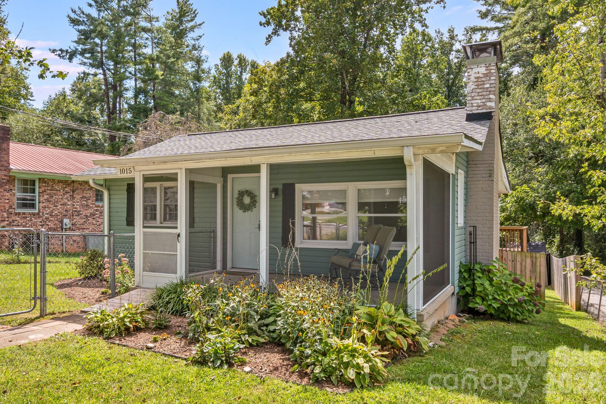 Single Family Residence at 1015 Mountain View Street, Hendersonville, photo 3 of 38
