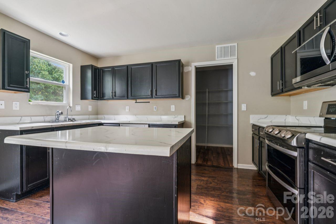 Single Family Residence at 107 Berrybeth Circle, China Grove, photo 5 of 32