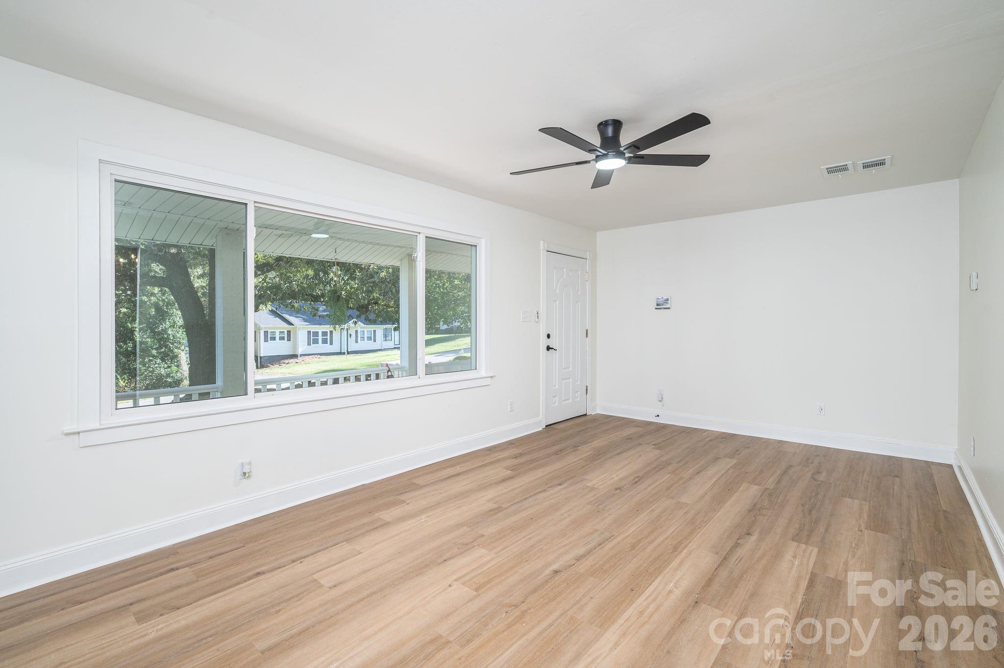 Single Family Residence at 313 Willis Road, Dallas, photo 9 of 37