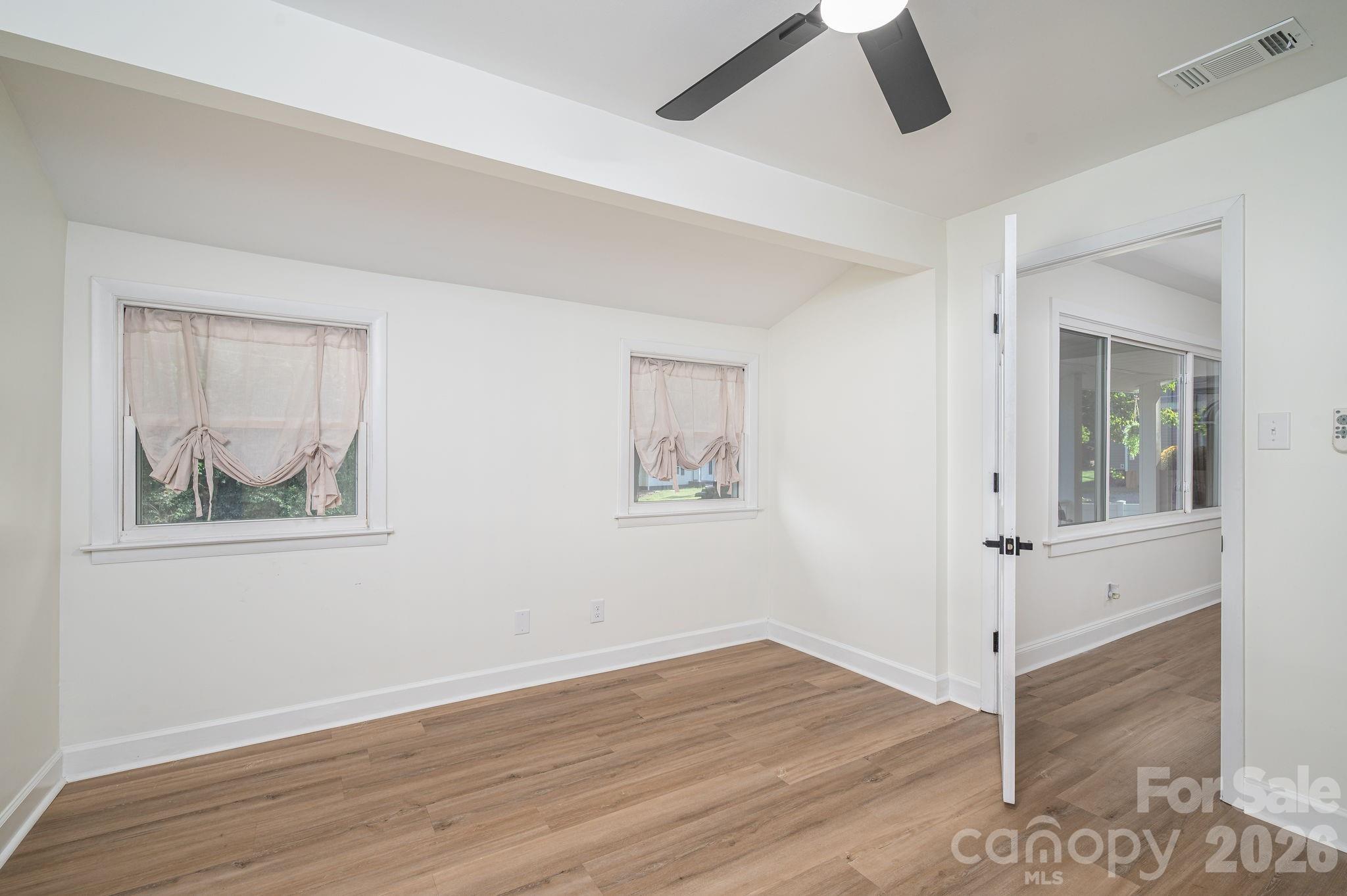 Single Family Residence at 313 Willis Road, Dallas, photo 12 of 37