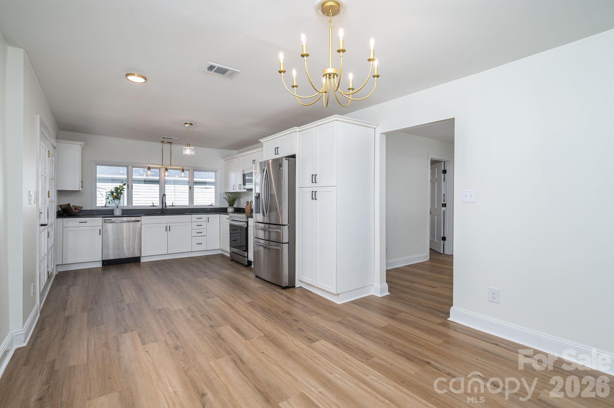 Single Family Residence at 313 Willis Road, Dallas, photo 17 of 37