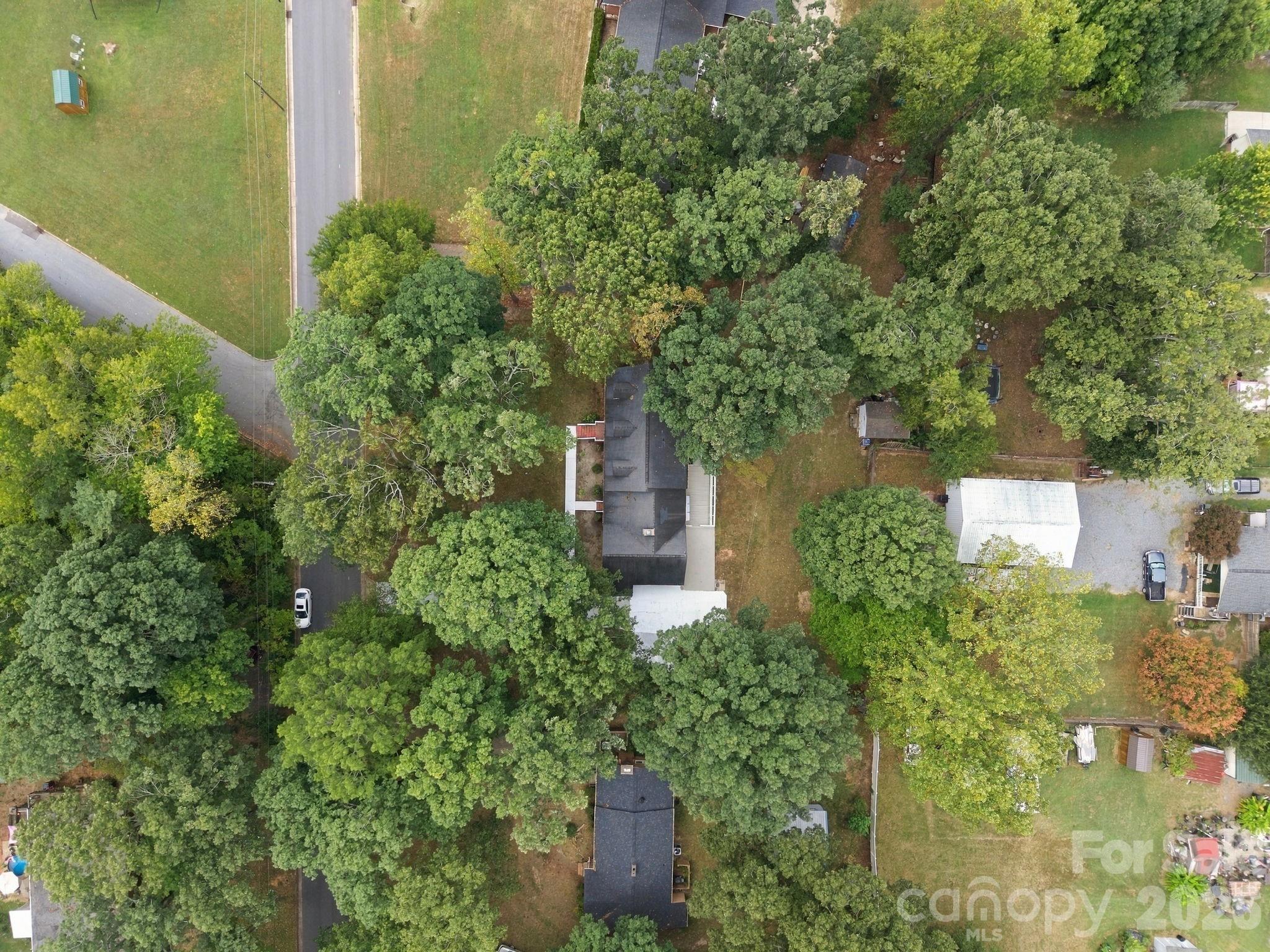 Single Family Residence at 709 Woodside Drive, Kings Mountain, photo 5 of 43