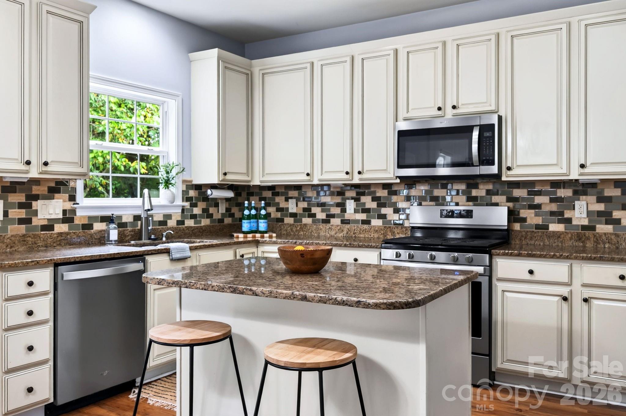 Eat-In Island and Gas Oven/Range - 9 Carraway Court, Asheville