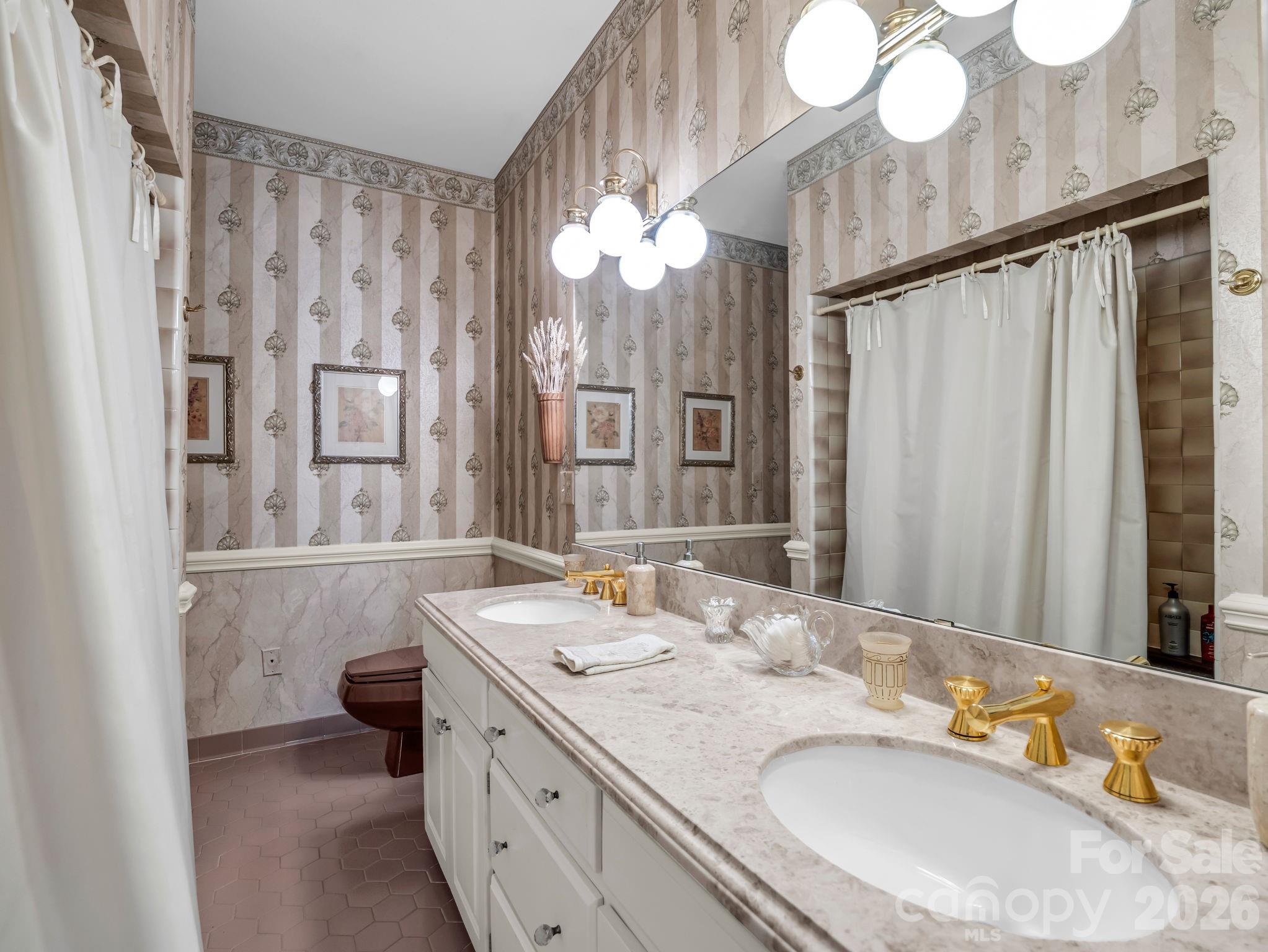 Full bathroom - 164 Brookfield Drive, Forest City