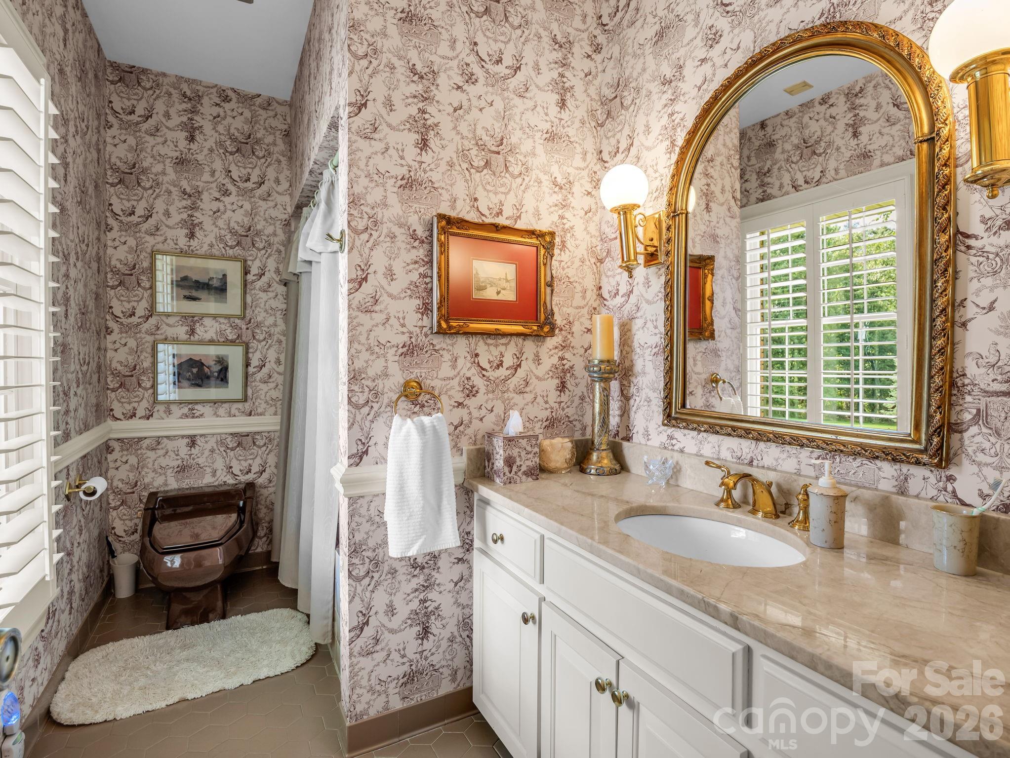 Full bathroom - 164 Brookfield Drive, Forest City