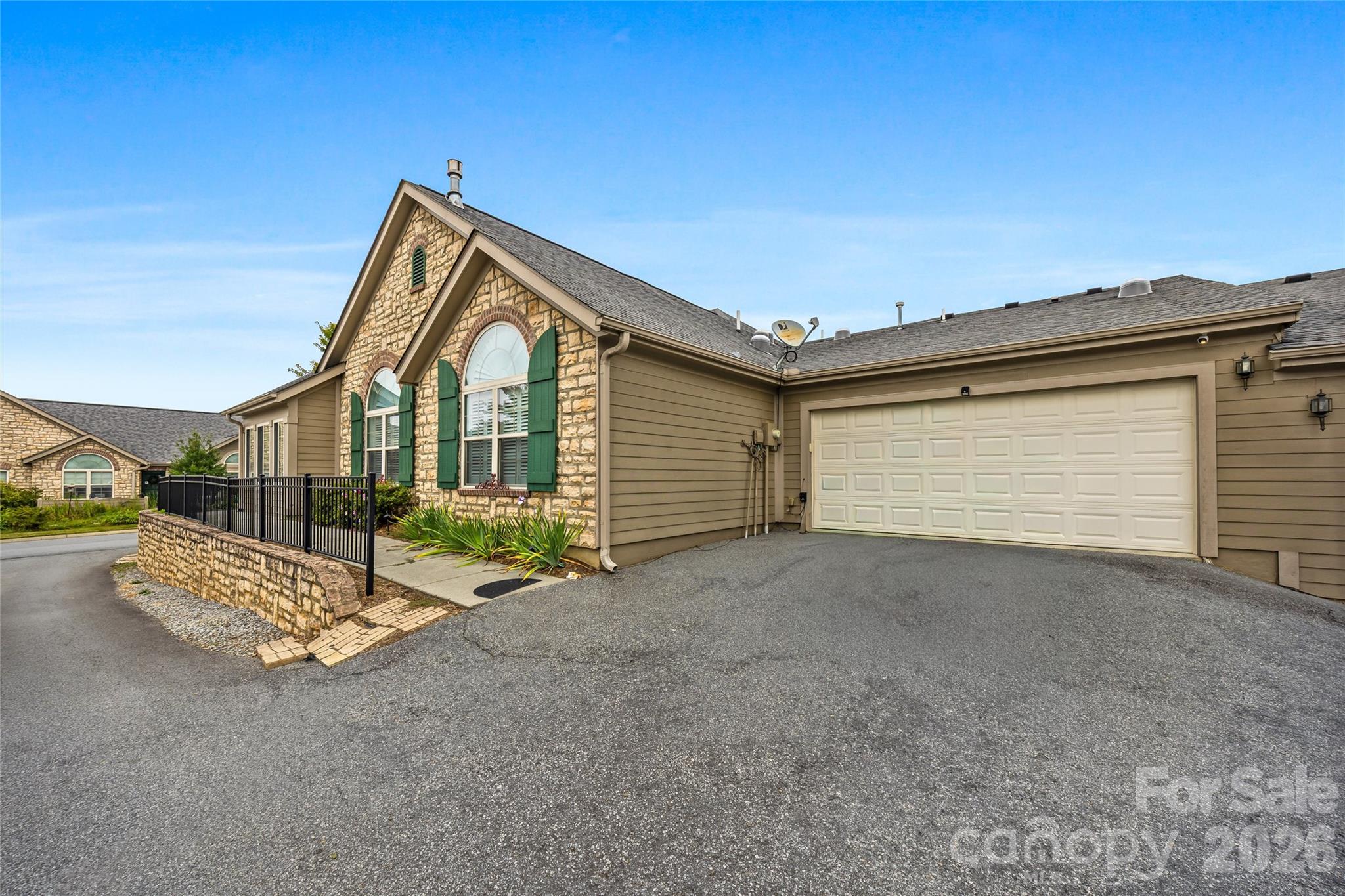 Townhouse at 31 Braeburn Way, Flat Rock, photo 8 of 31