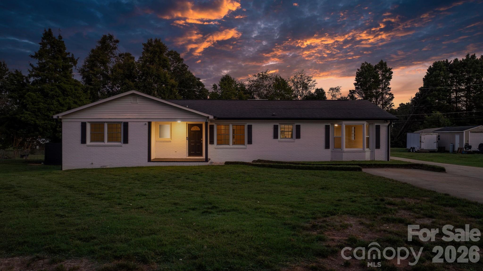 Single Family Residence at 5795 Valley Field Road, Hickory, photo 4 of 48