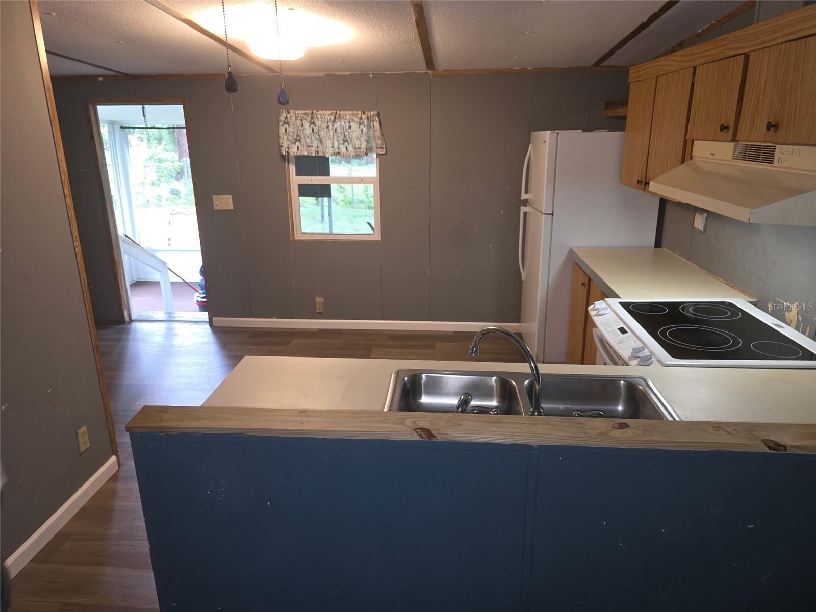 Manufactured Home at 45627 PENNSYLVANIA ST, PAISLEY, photo 4 of 17