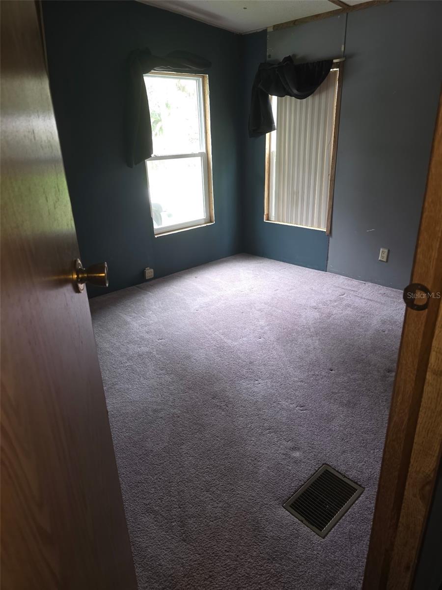 Manufactured Home at 45627 PENNSYLVANIA ST, PAISLEY, photo 7 of 17