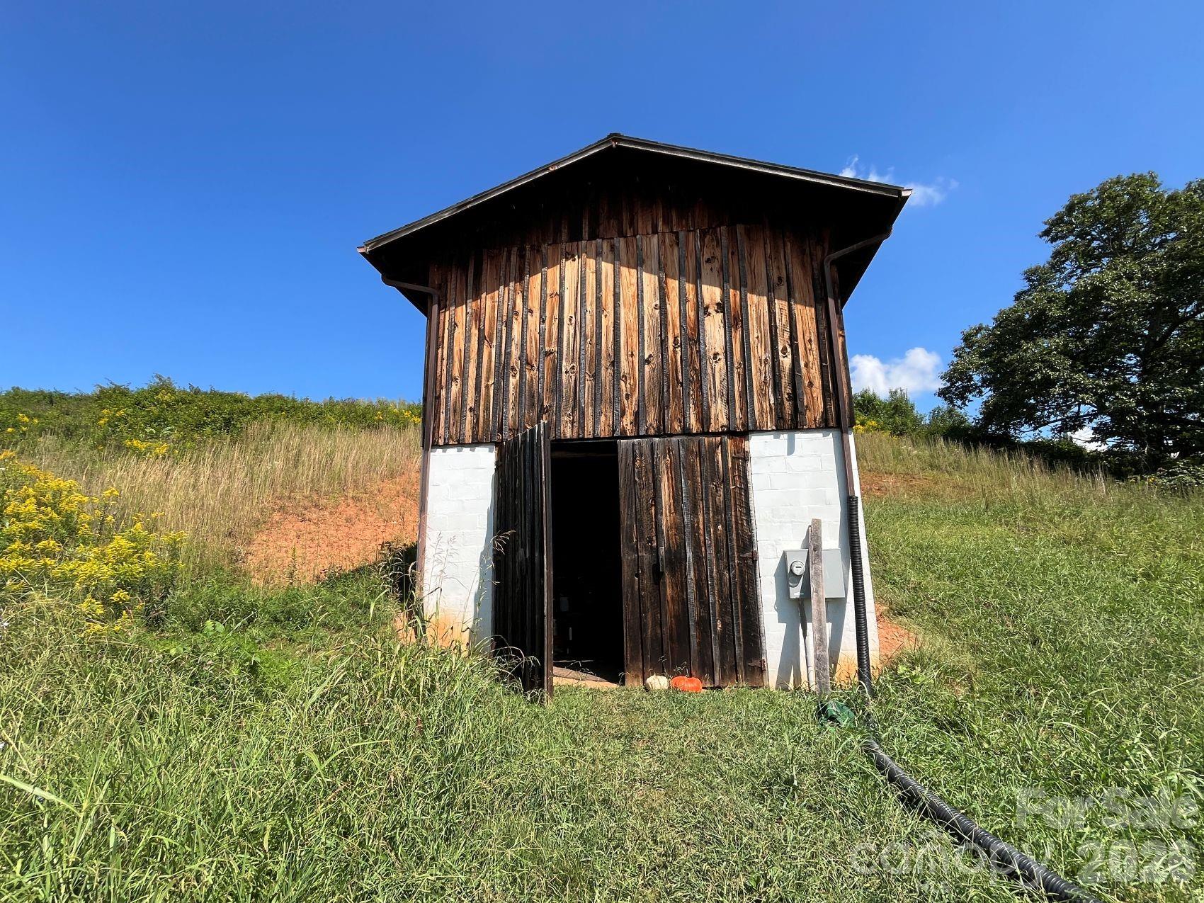 Drying barn with cellar - 00 Don Felmet Road, Leicester