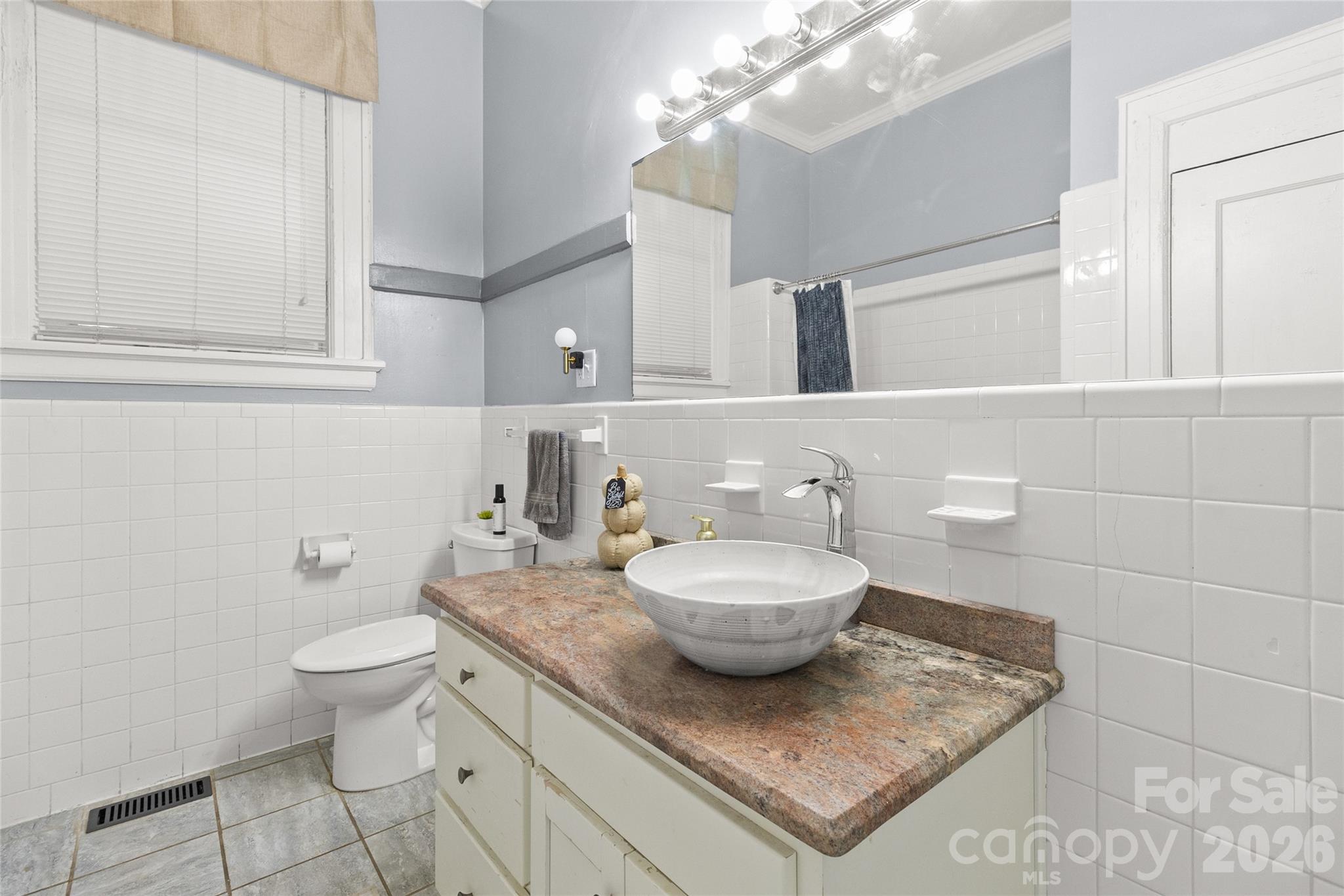full bath on main level - 2510 Shelton Avenue, Statesville