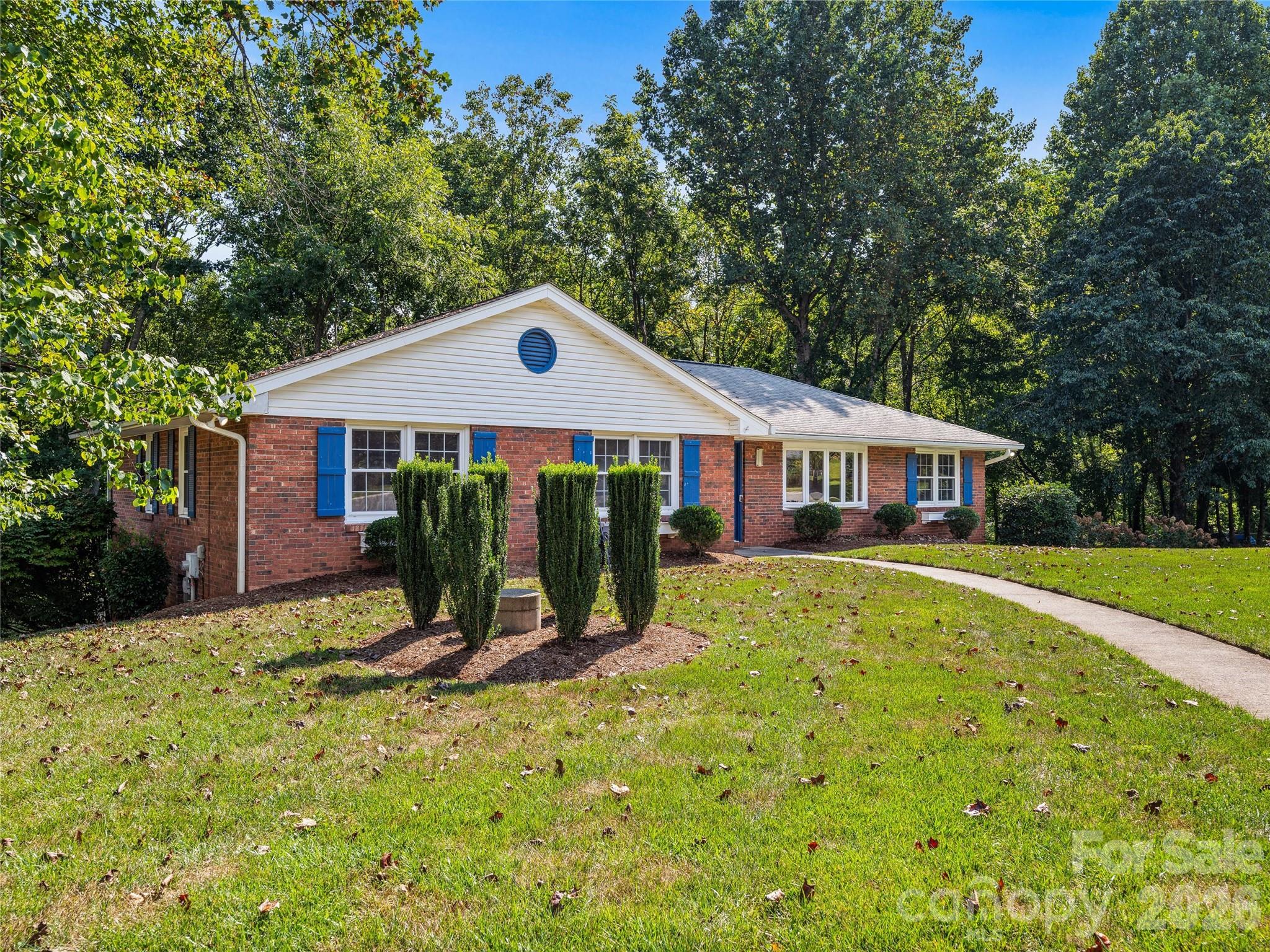Single Family Residence at 531 Bluebird Ridge, Asheville, photo 4 of 37