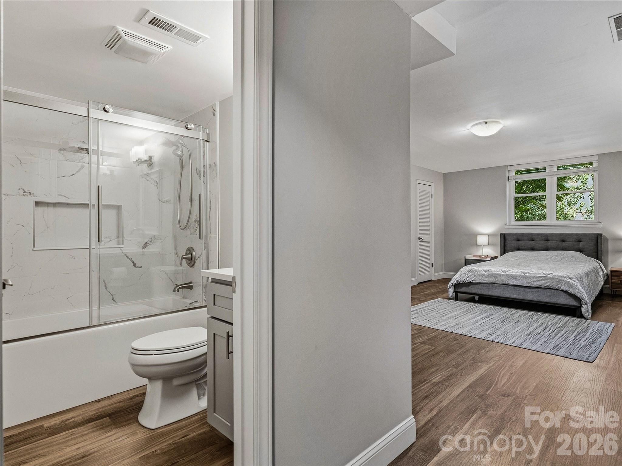 Lower level bedroom with ensuite bath. - 531 Bluebird Ridge, Asheville
