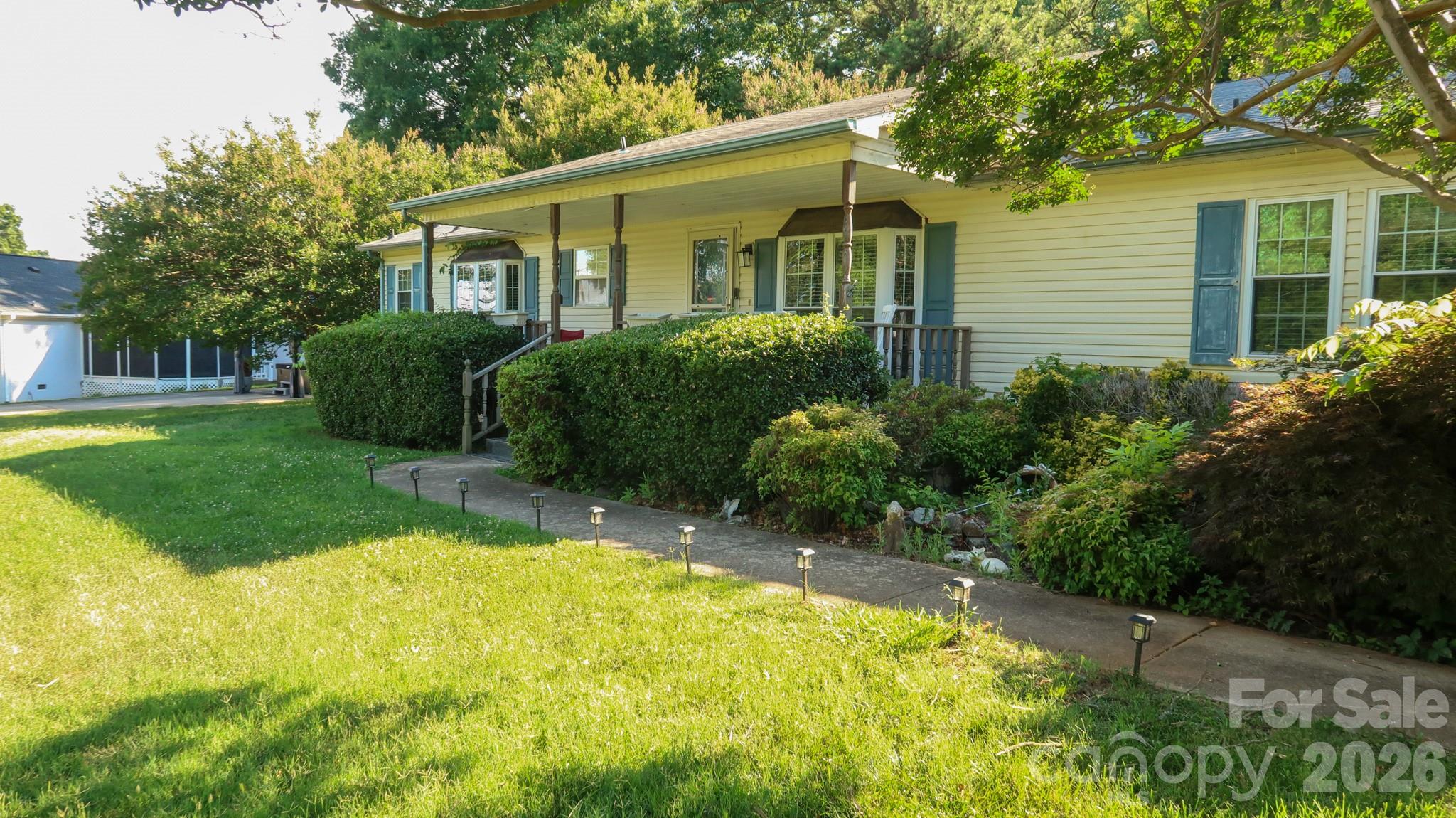 Single Family Residence at 114 Tamer Road, Mooresville, photo 2 of 23