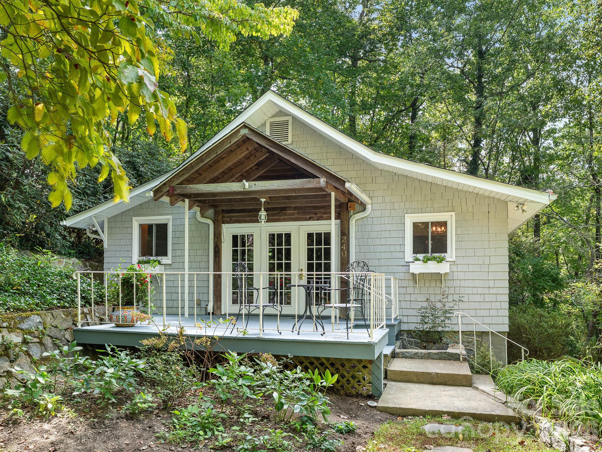Single Family Residence at 240 Seneca Boulevard, Hendersonville, photo 2 of 33