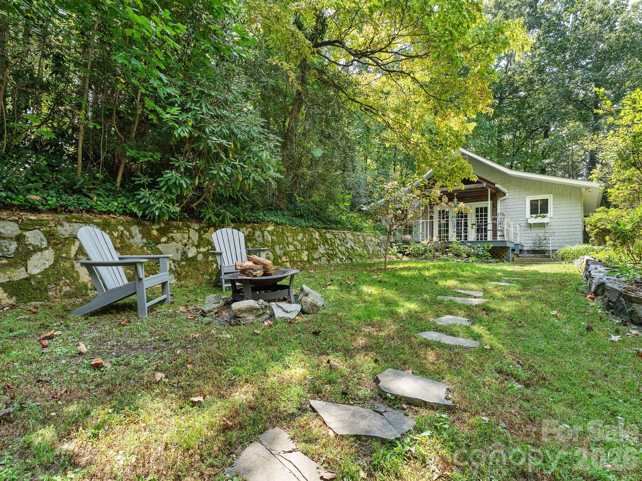 Fire pit - 240 Seneca Boulevard, Hendersonville