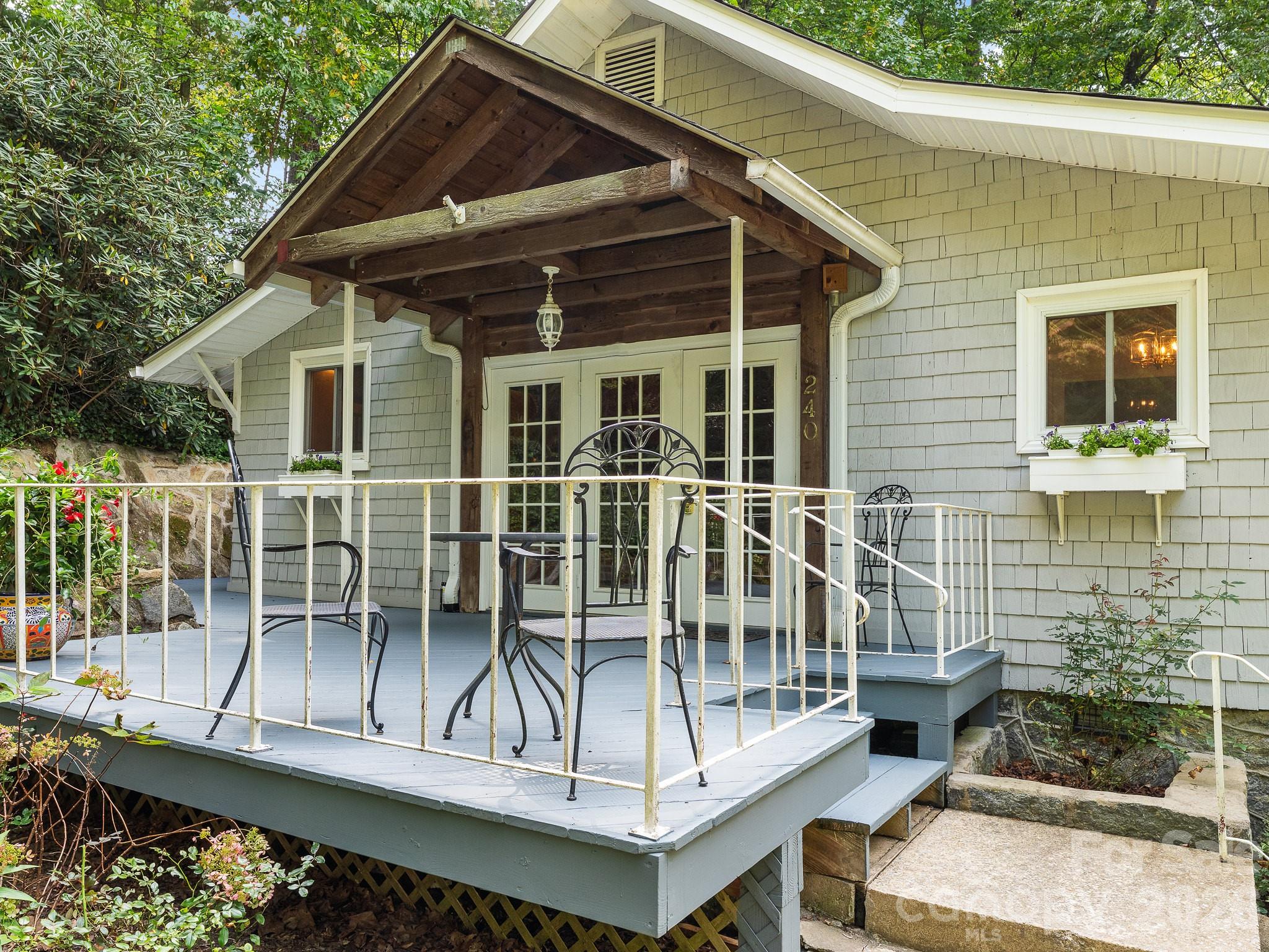 Single Family Residence at 240 Seneca Boulevard, Hendersonville, photo 3 of 33