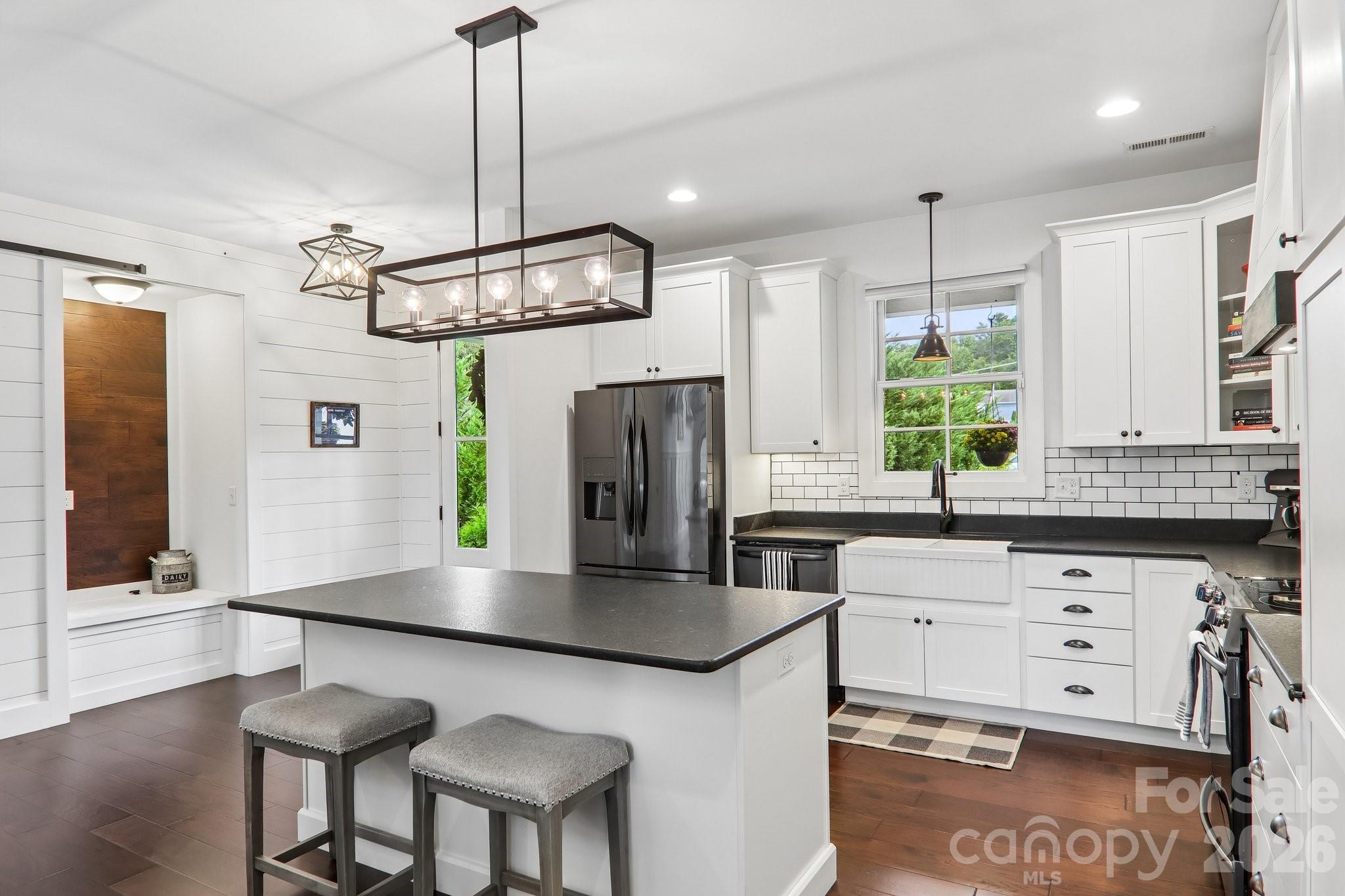 Kitchen & Breakfast Island - 107 New Pinner Place, Arden