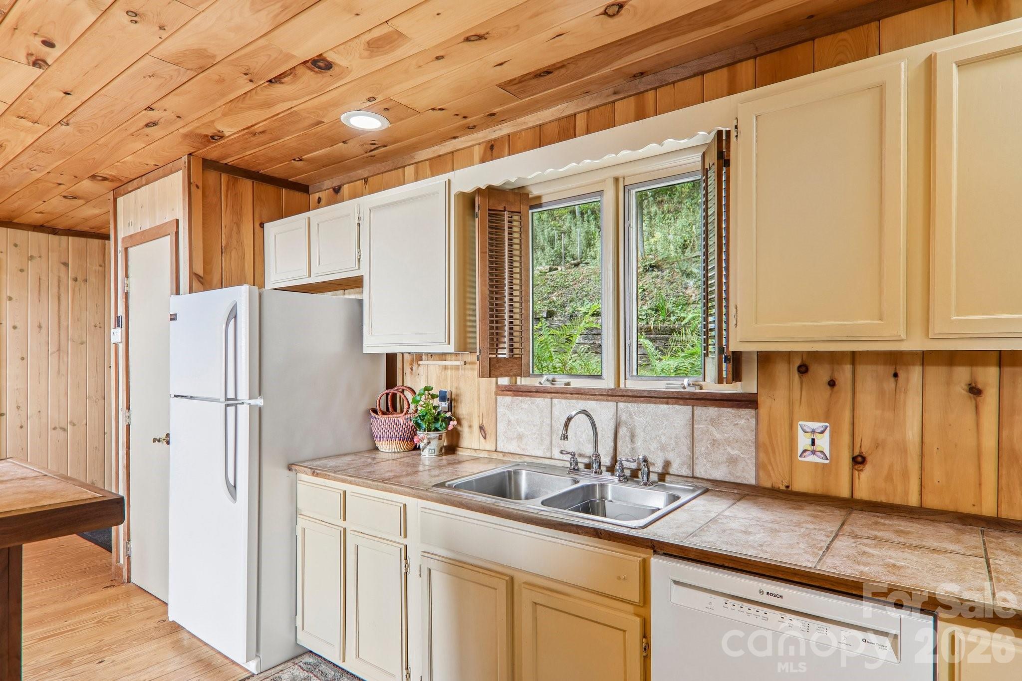 Lots of Counter Space - 459 Lookout Drive, Mars Hill