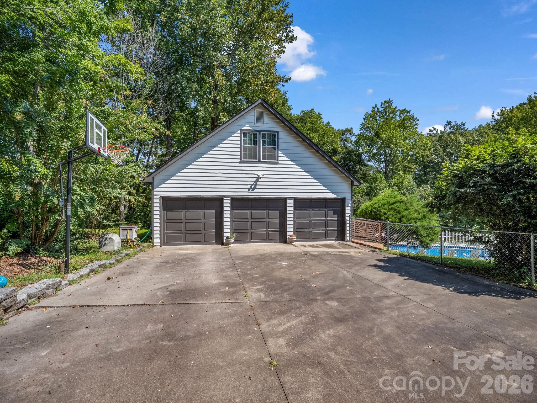 detached garage with pool house - 215 Hillcrest Drive, Columbus