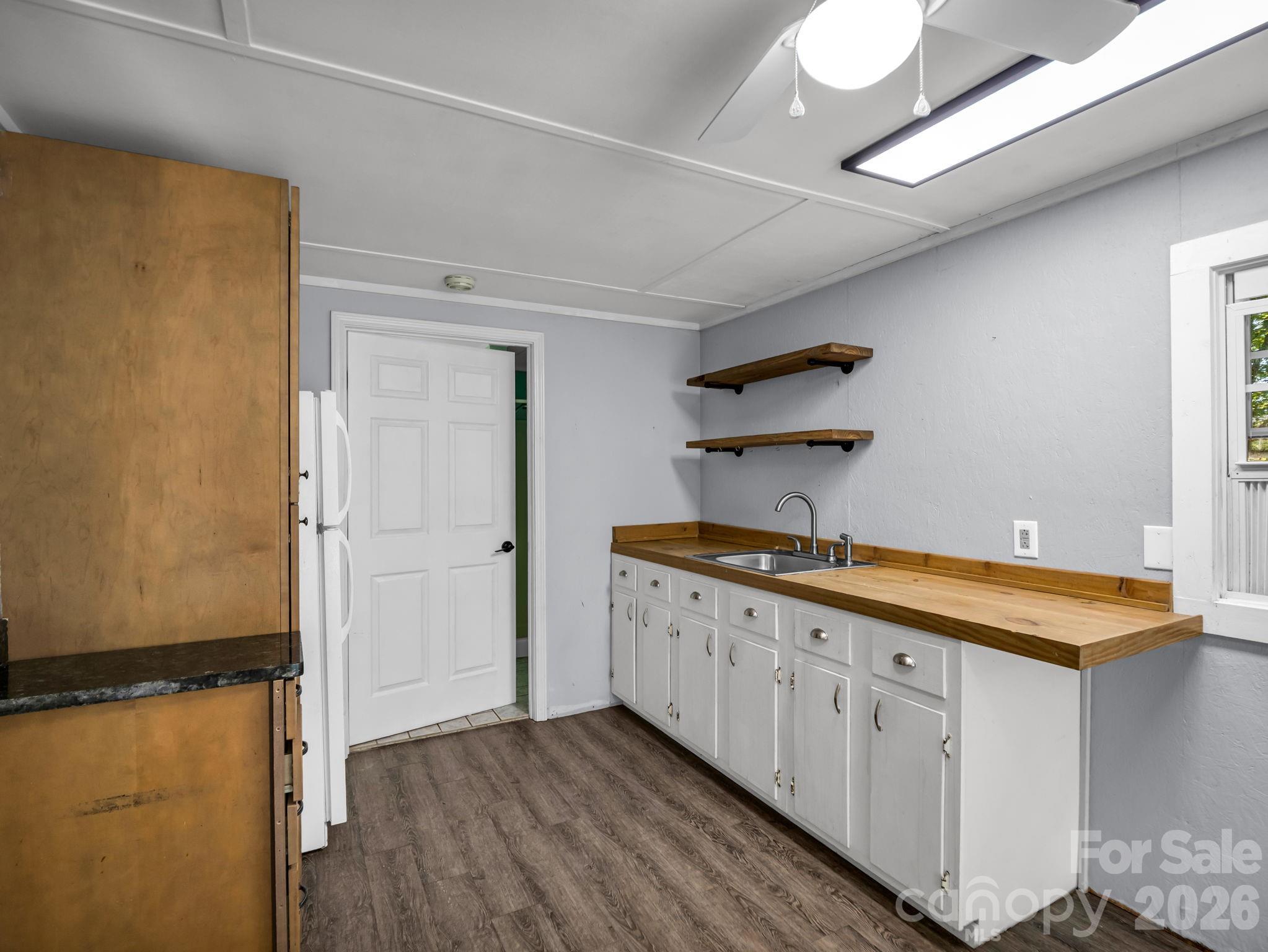 kitchenette in pool house - 215 Hillcrest Drive, Columbus