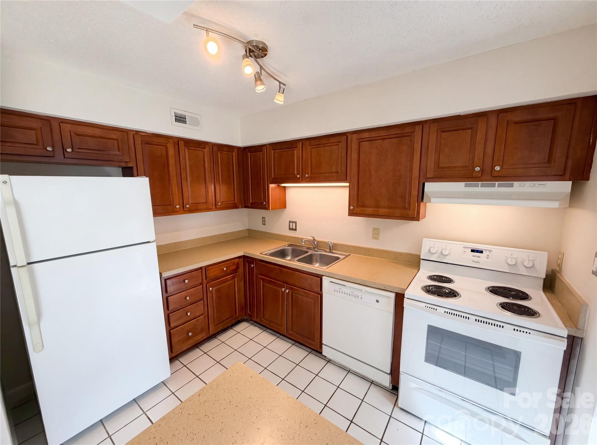 Condominium at 2020 Stoney Point Lane, Charlotte, photo 5 of 17