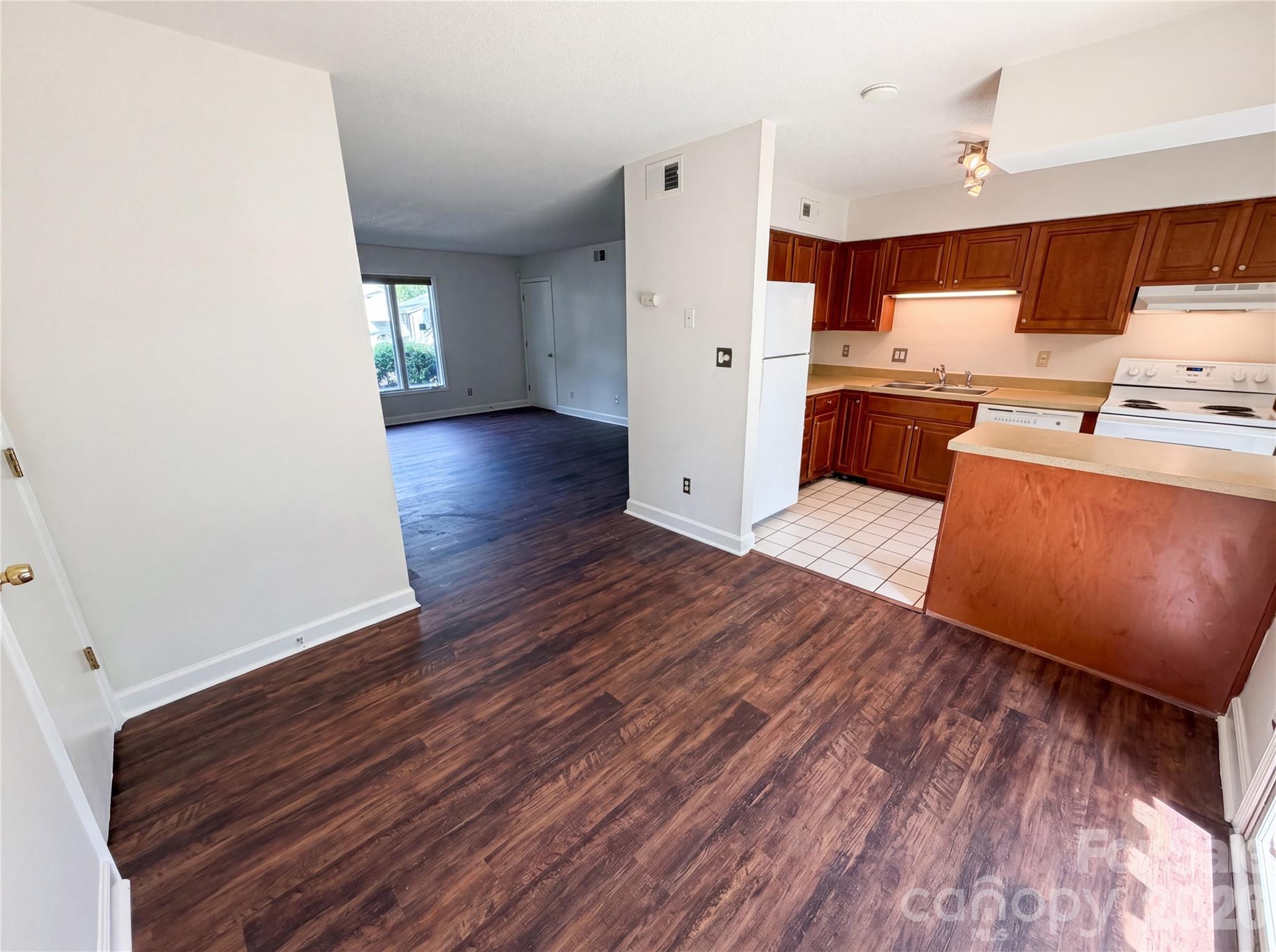 Condominium at 2020 Stoney Point Lane, Charlotte, photo 8 of 17