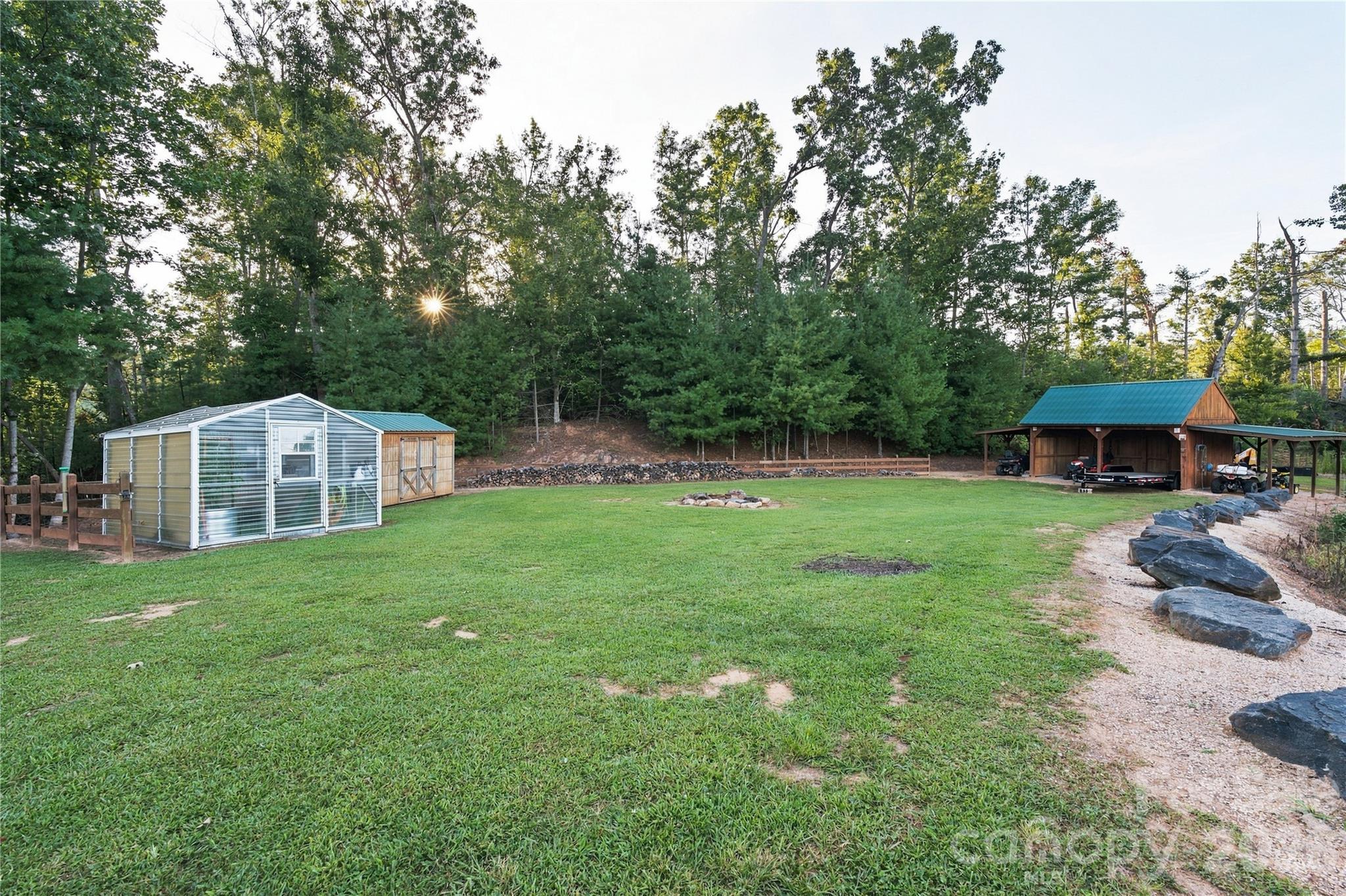 Green House and Feed barn - 237 Murdock Road, Bakersville