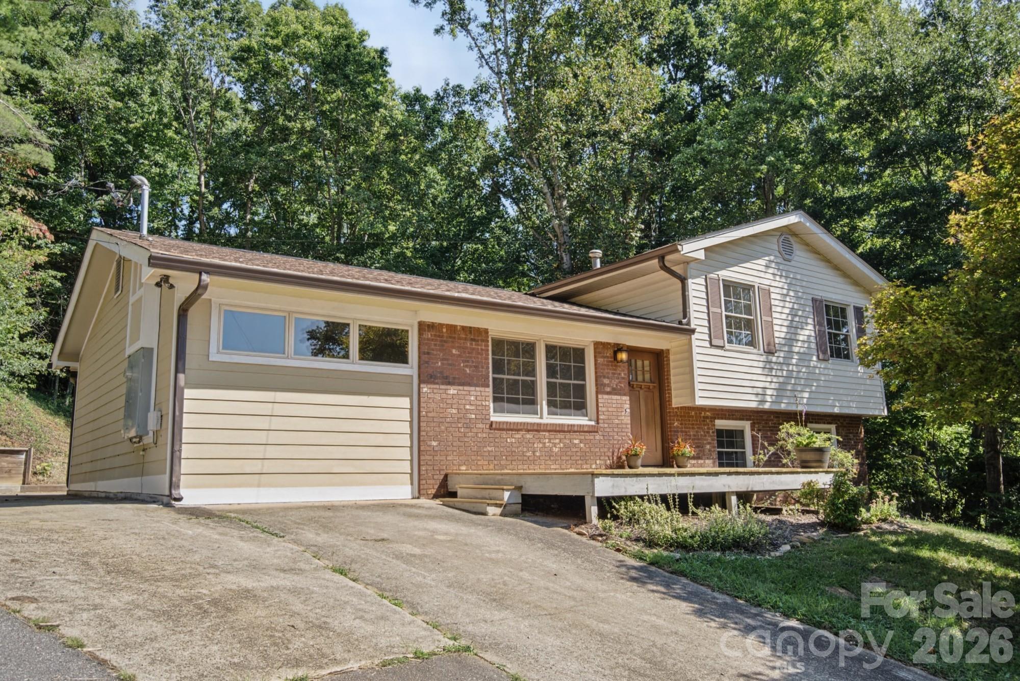 Large front deck - 35 Clement Drive, Asheville