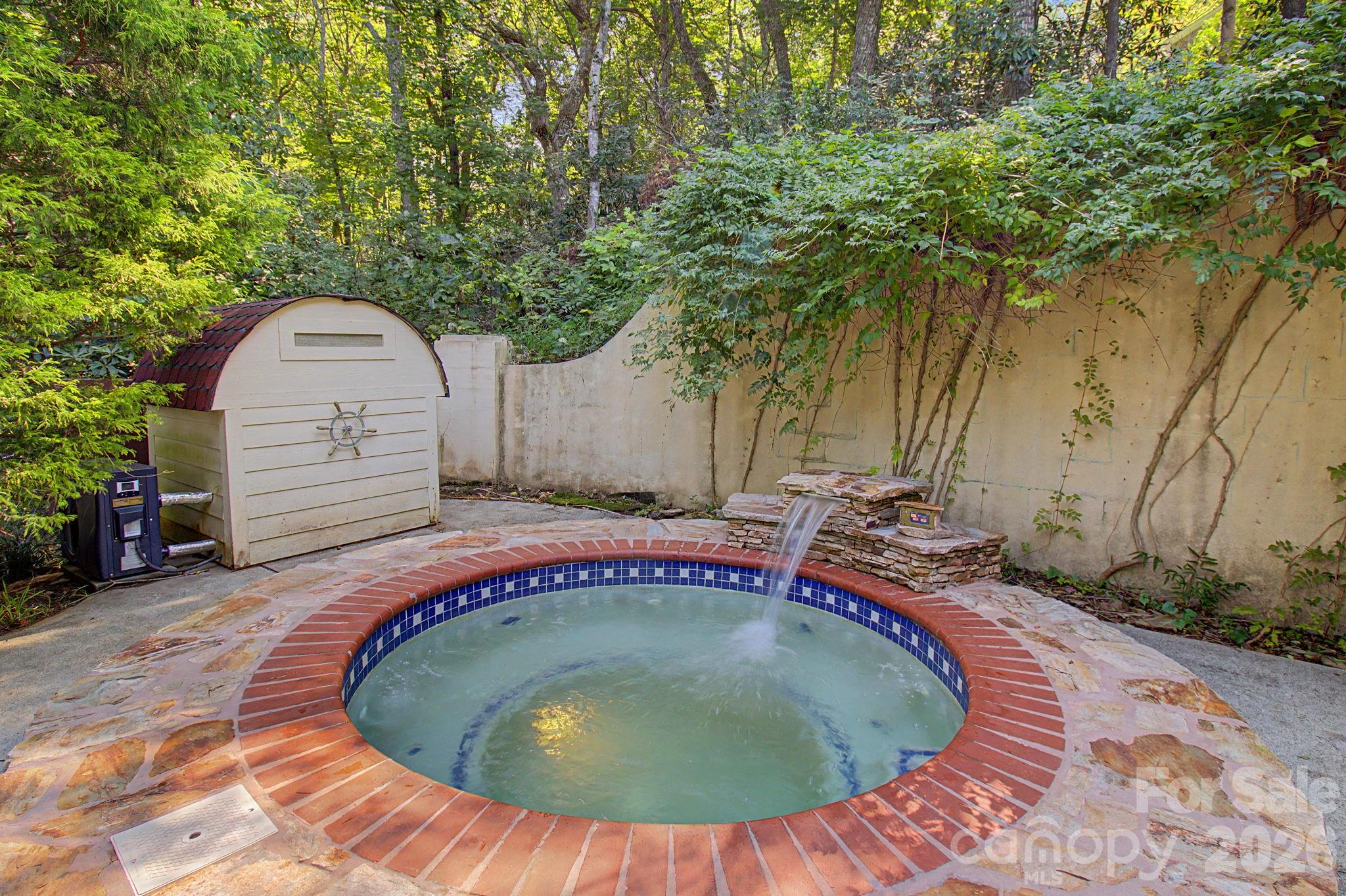 Hot tub - 6 Kit Court, Fletcher