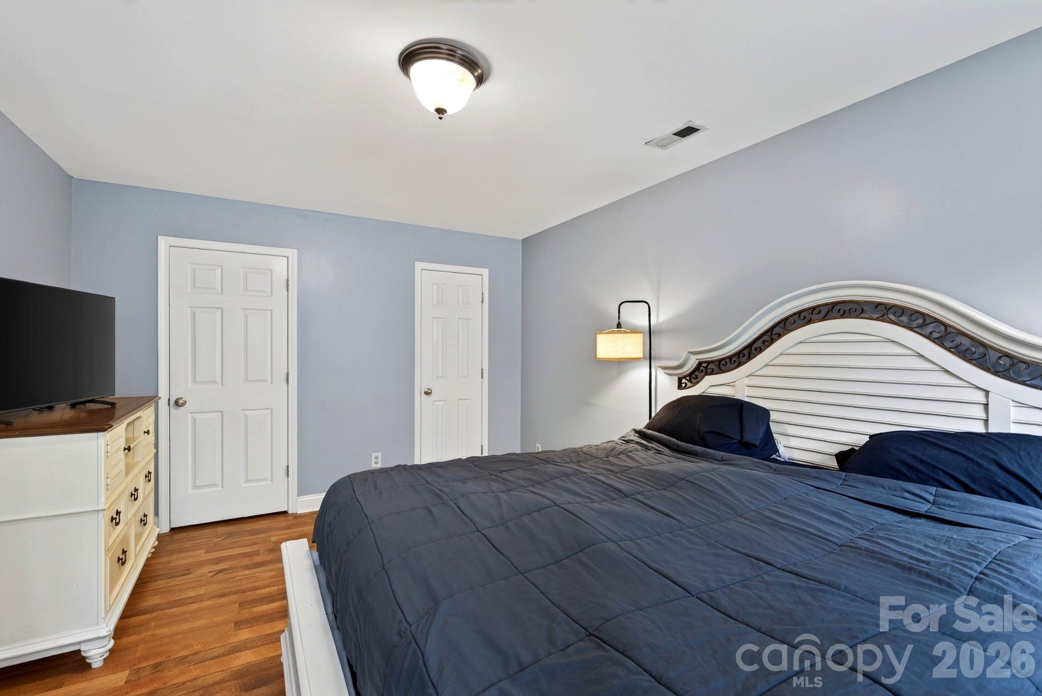 Large closets - 47 Royal Oaks Road, Arden