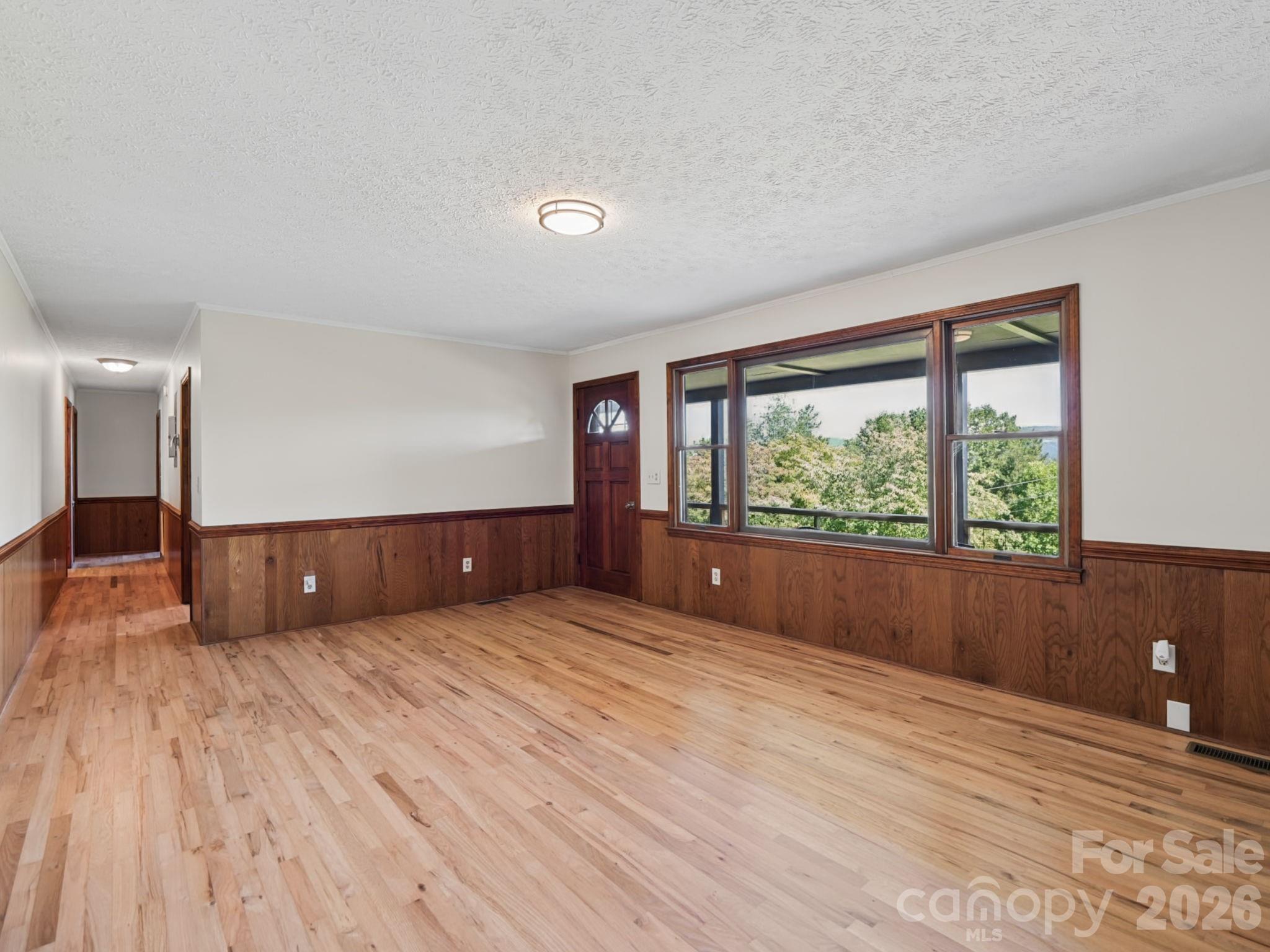 Living room with view of hallway - 727 E Lyda Road, Hendersonville