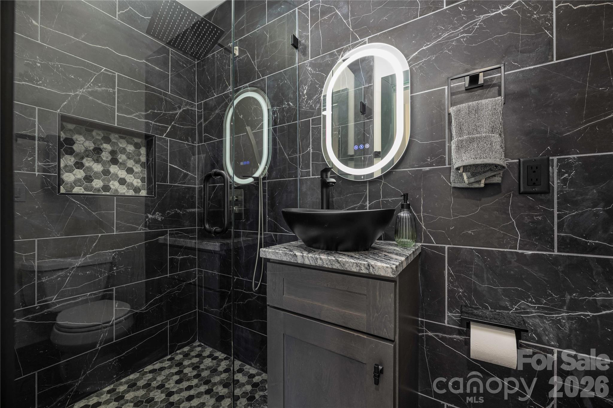 Full Bath Ensuite - Guest Bedroom #1 - 1713 Davis Park Road, Gastonia