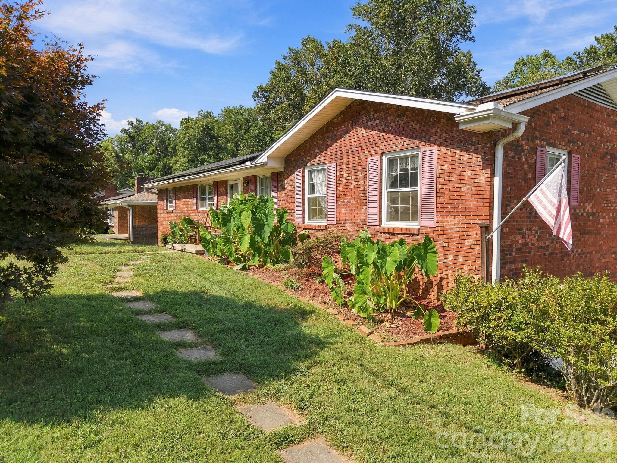 Single Family Residence at 7 Fieldcrest Circle, Asheville, photo 2 of 36