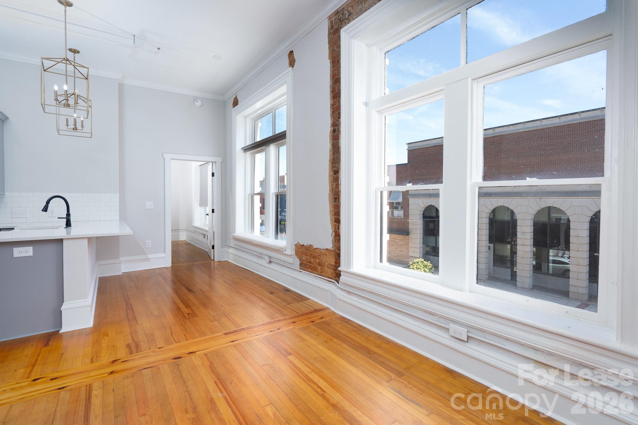 52 Union Street S