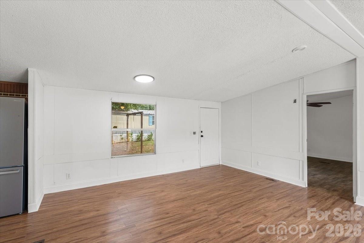 Single Family Residence at 109 Puett Drive, Dallas, photo 5 of 33