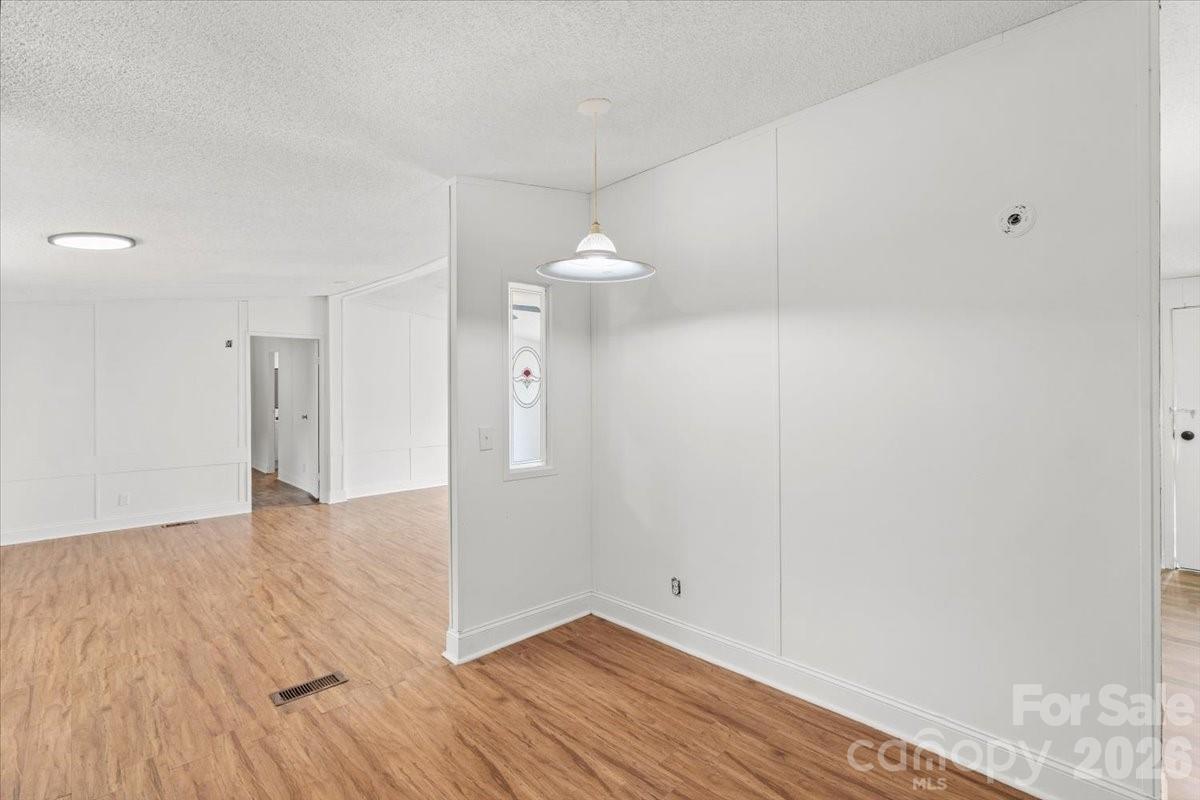 Single Family Residence at 109 Puett Drive, Dallas, photo 6 of 33
