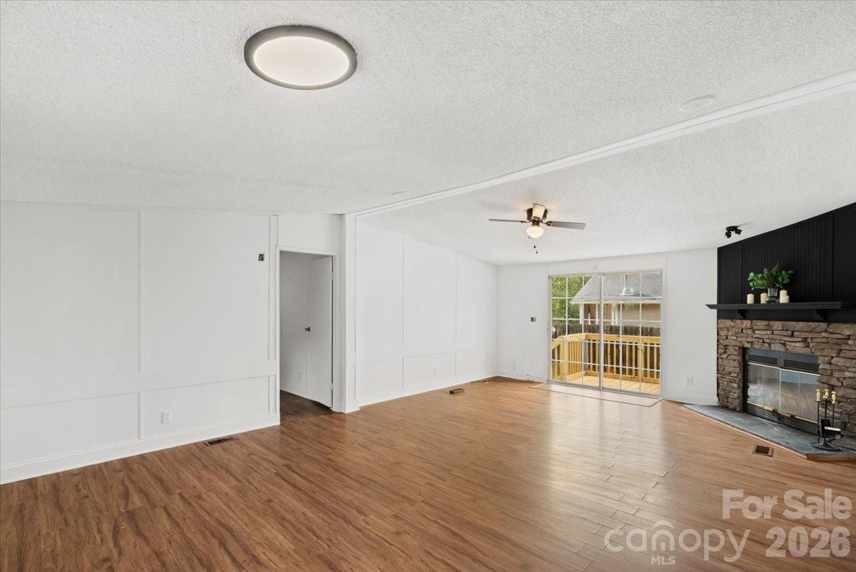 Single Family Residence at 109 Puett Drive, Dallas, photo 8 of 33