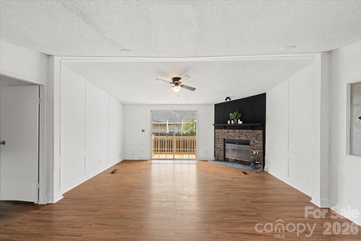 Single Family Residence at 109 Puett Drive, Dallas, photo 9 of 33