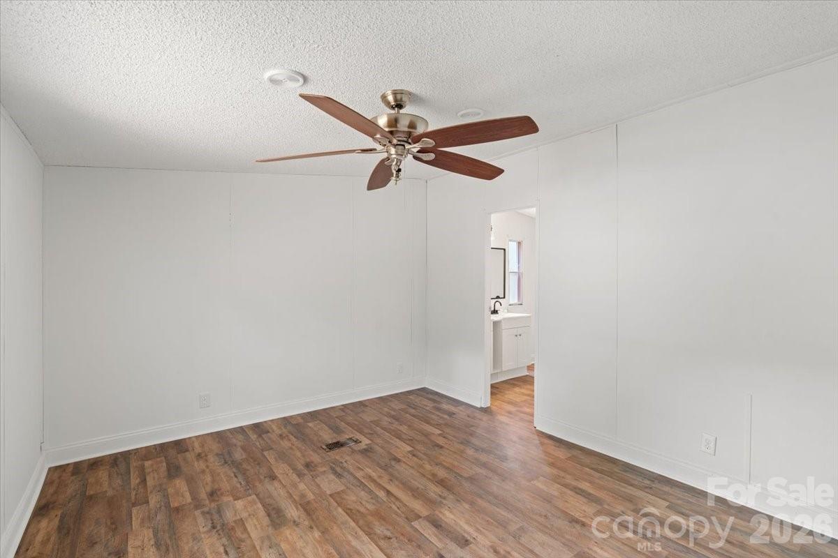 Single Family Residence at 109 Puett Drive, Dallas, photo 17 of 33