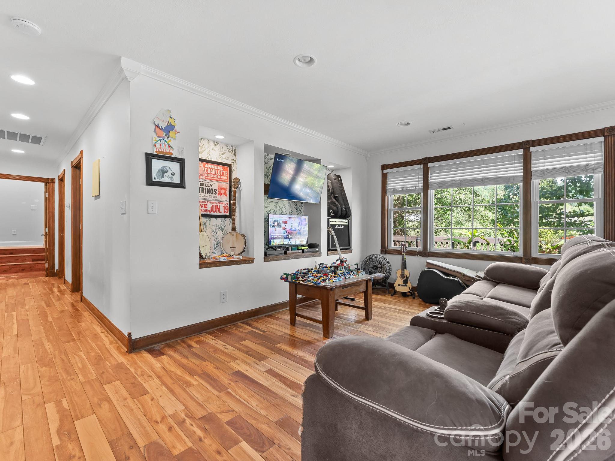 Single Family Residence at 20 Sharpes Cove Road, Leicester, photo 5 of 36