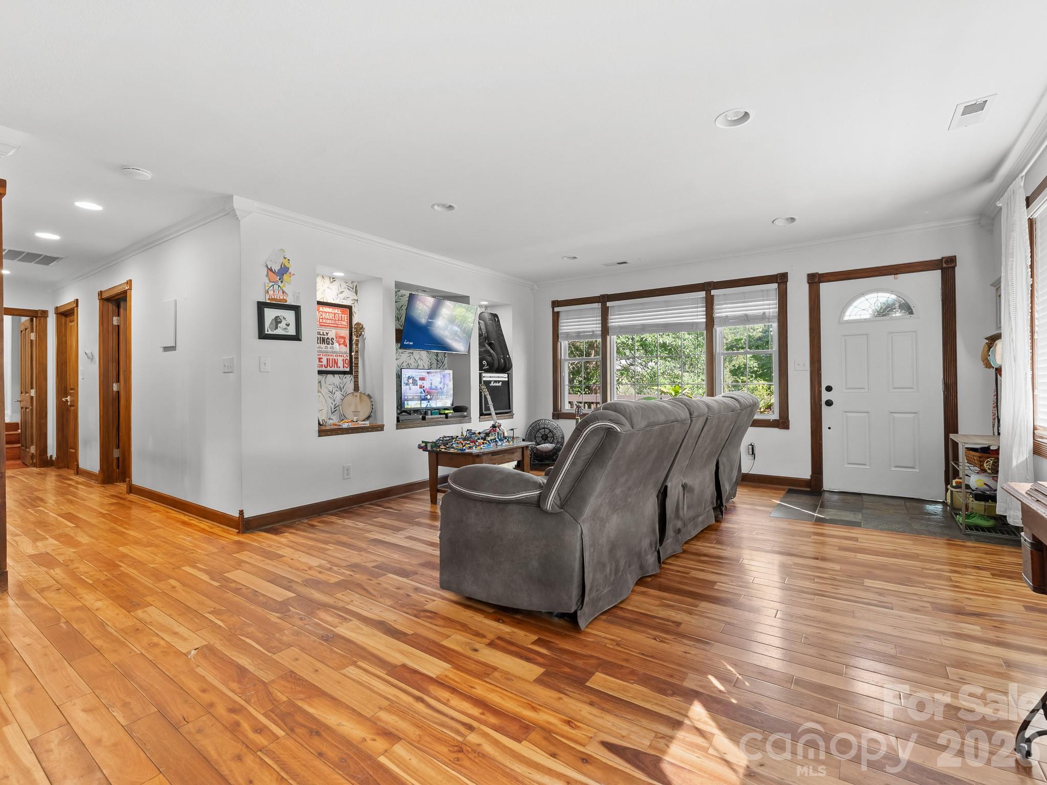Single Family Residence at 20 Sharpes Cove Road, Leicester, photo 7 of 36