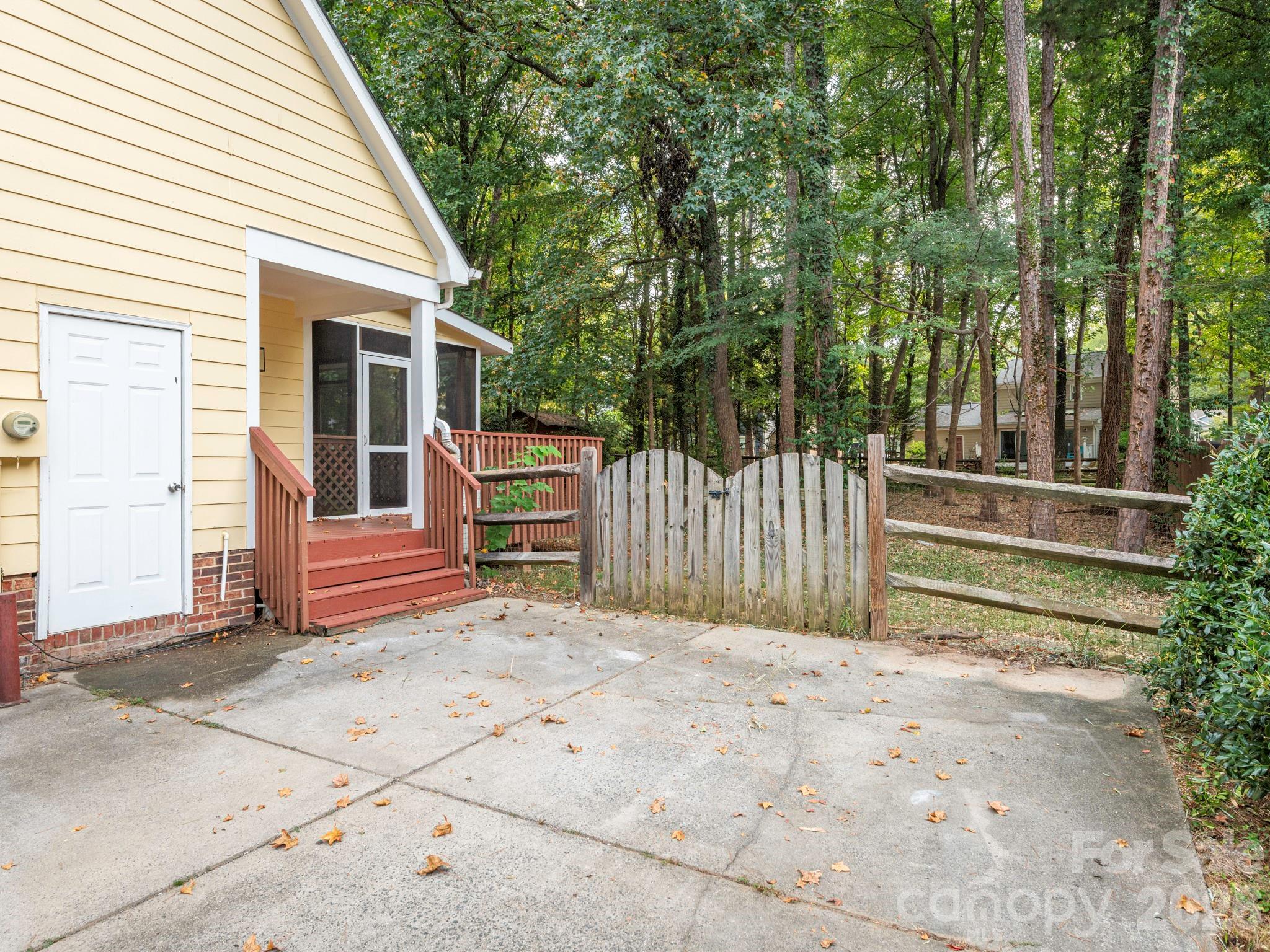 Single Family Residence at 2612 Heathershire Lane, Matthews, photo 4 of 35