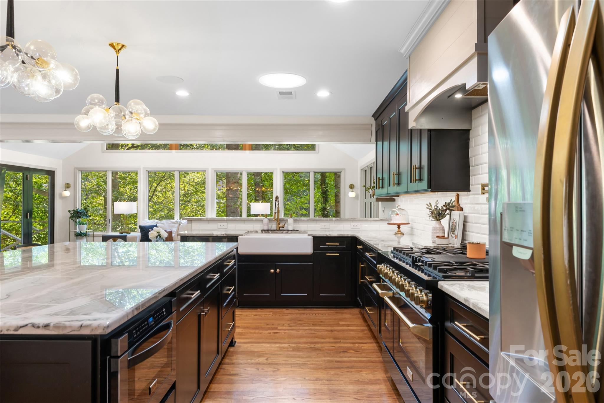 46" gas range with custom hood - 27 Timberidge Drive, Lake Wylie