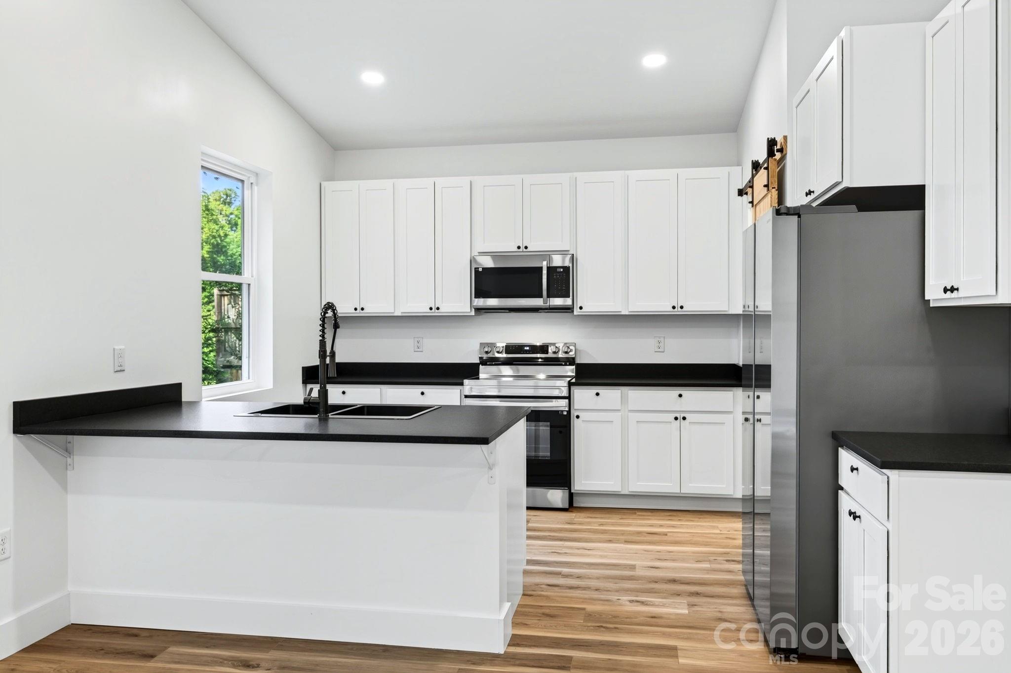 Kitchen with Breakfast Bar - 60 Pearl Street, Black Mountain