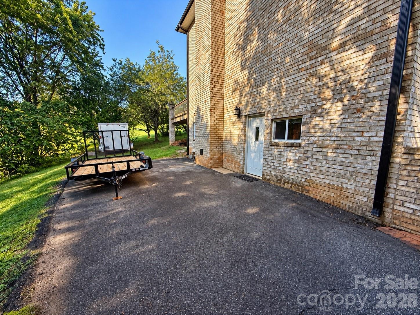 Single Family Residence at 5980 Willowbottom Road, Hickory, photo 6 of 37
