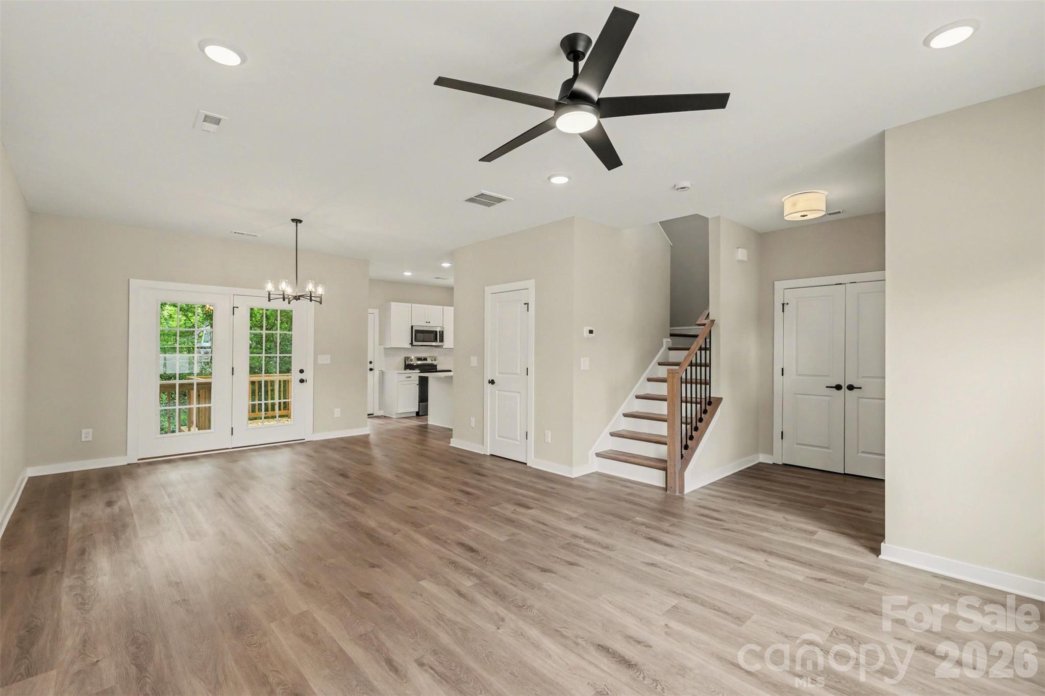 Single Family Residence at 112 E Hilltop Drive, Gastonia, photo 5 of 39